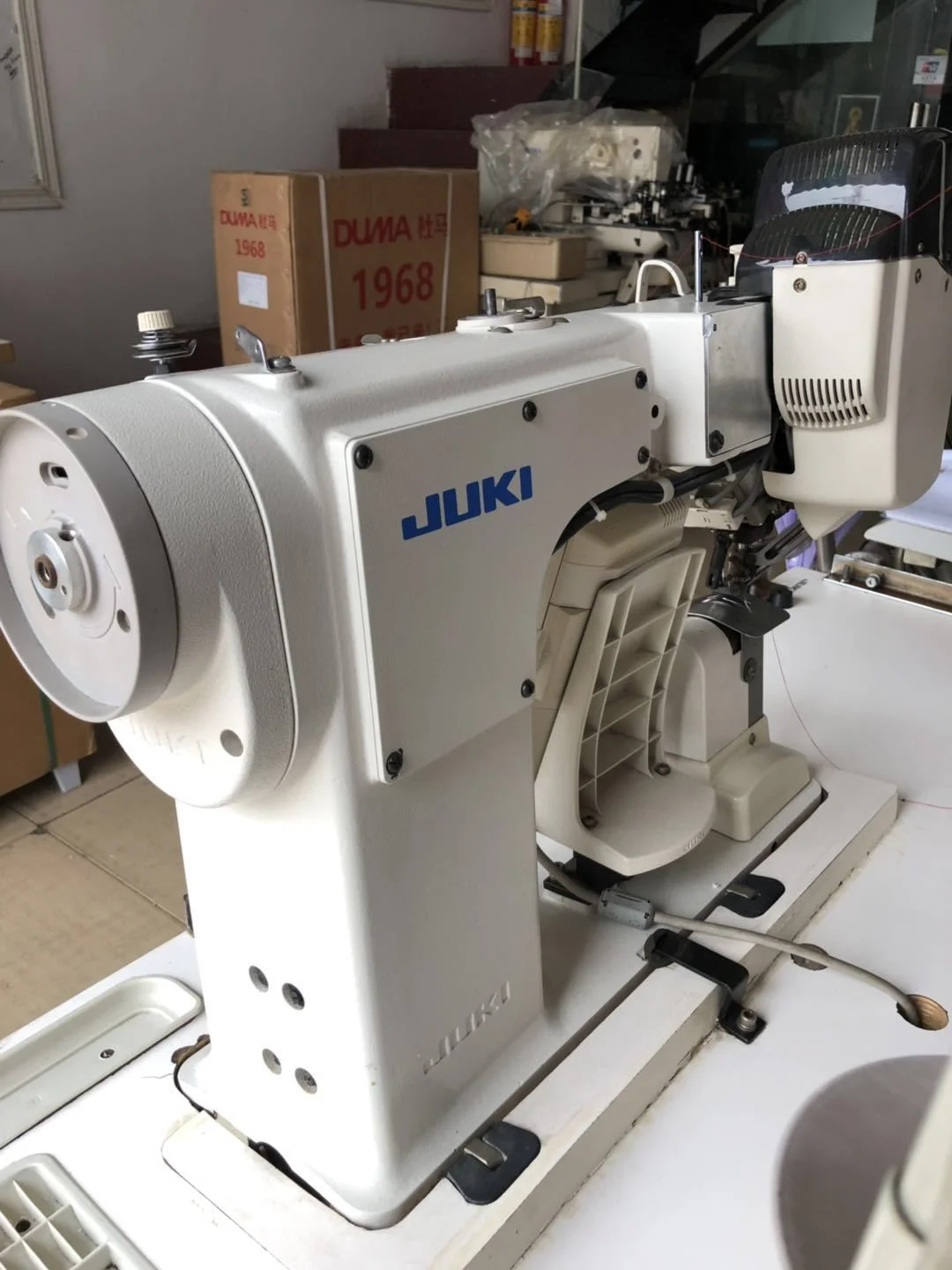 Лидер продаж швейная машина с одноигольным швом подержанная DP-2100 JUKIS компьютерным управлением