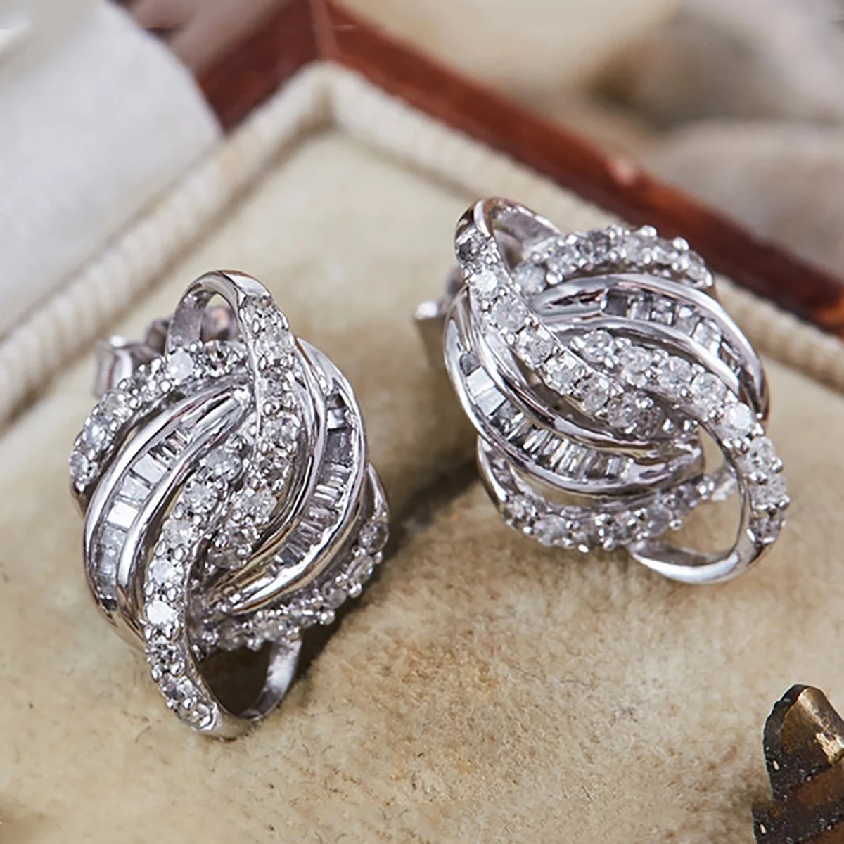 CAOSHI Factory Exquisite Irregular Line Twist Design Zircon Earrings Trend Party Jewelry Silver Plated CZ Stud Earring For Women