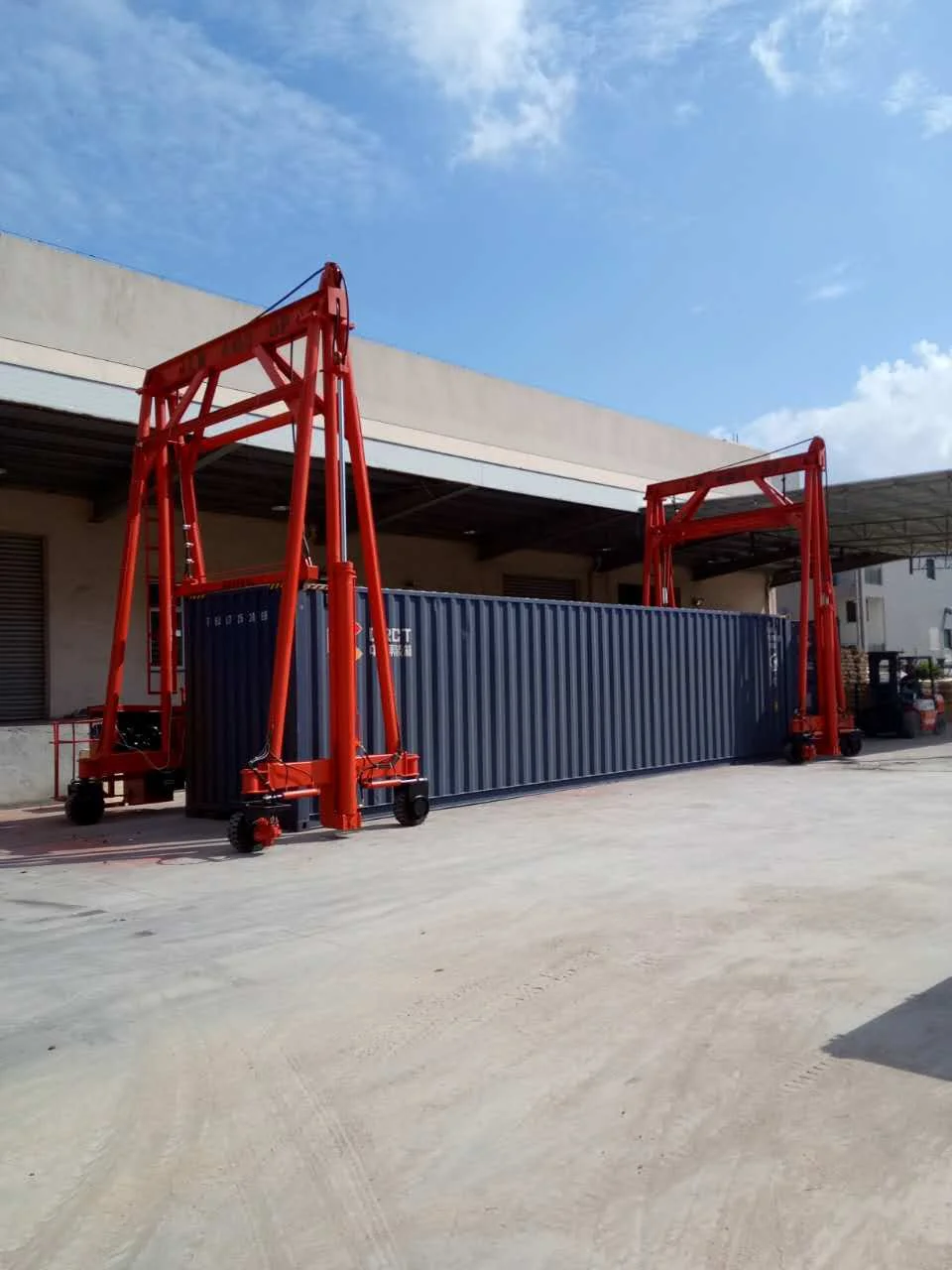 Straddle Carrier Container Crane For factories and warehouses