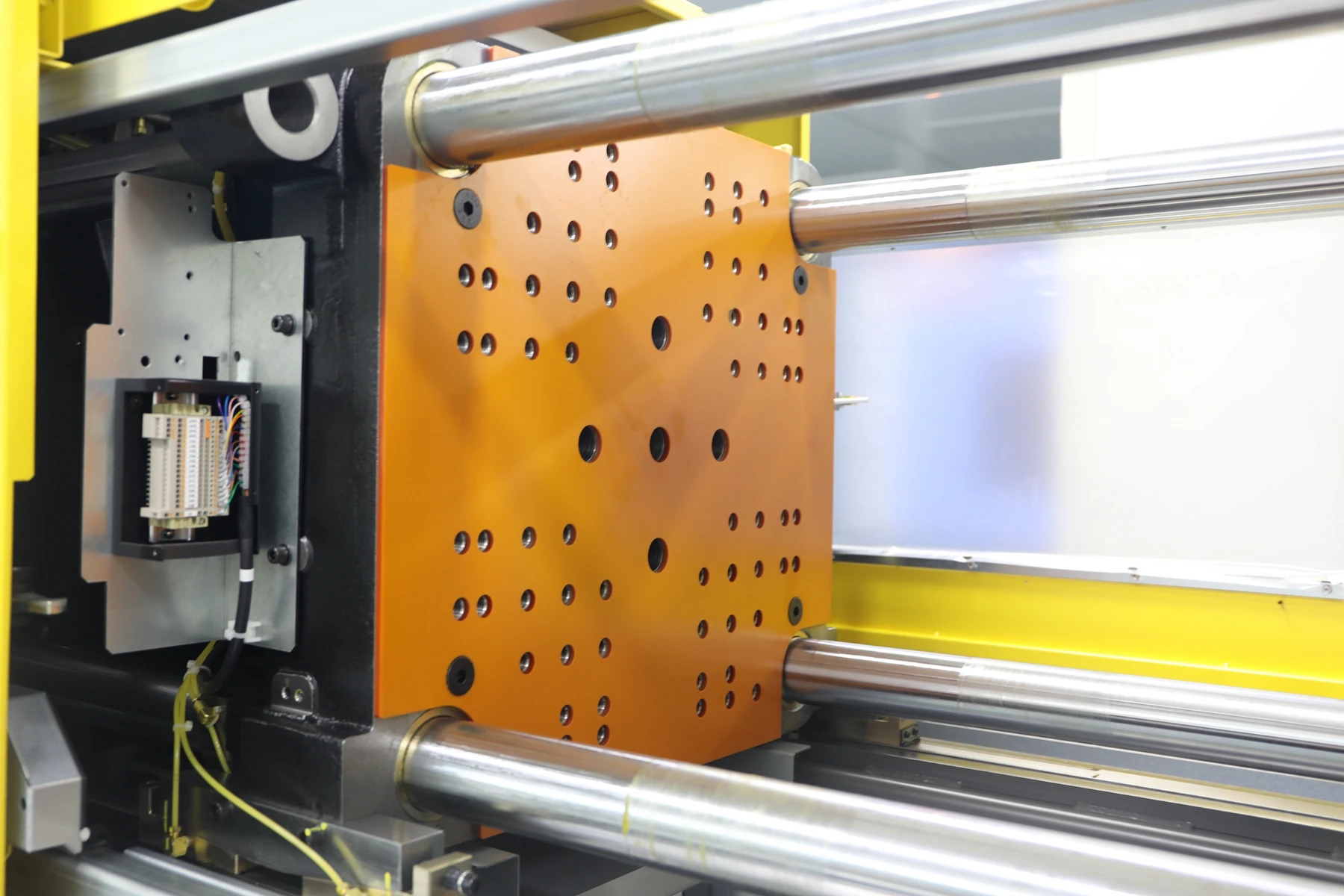 Fanuc all electric injection molding machine making Plastic Syringe Manufacturer Disposable Plastic Syringe Medical Product