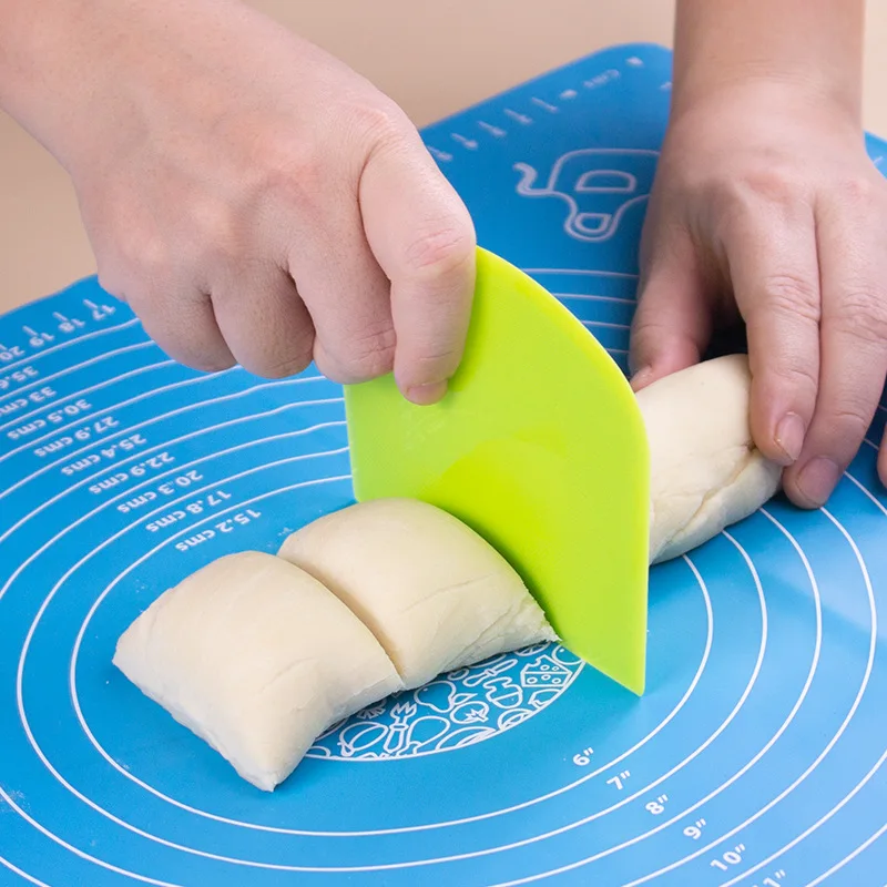Household Sustainable Food Grade Semi-circle Sourdough Bread Nonstick Plastic Scraper Cake Cheese Cutter