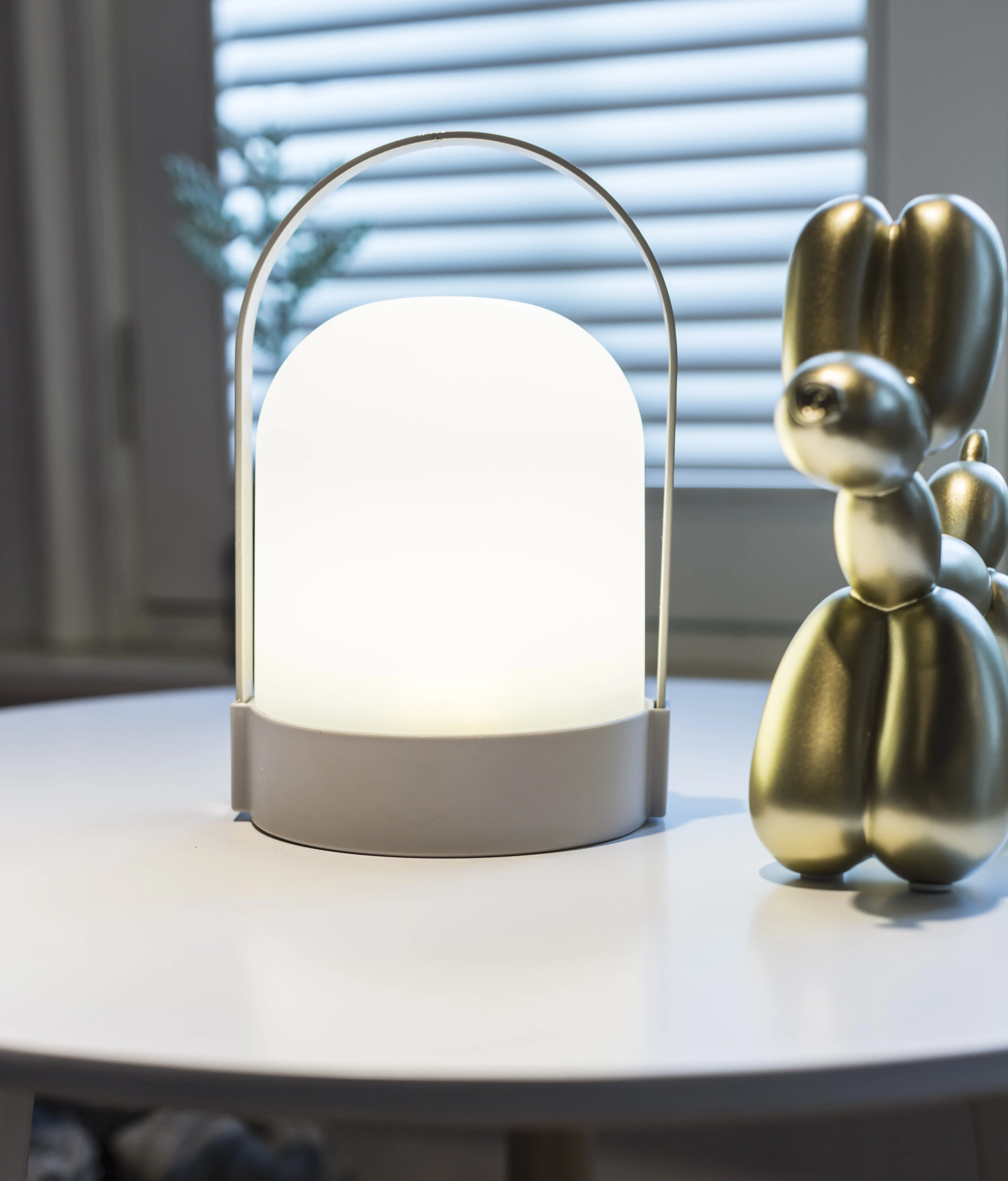 Kanlong Nordic Custom Portable Plastic Battery Operator Home Decorative White Desk Bed Side Night Light Table Lamp For Sale