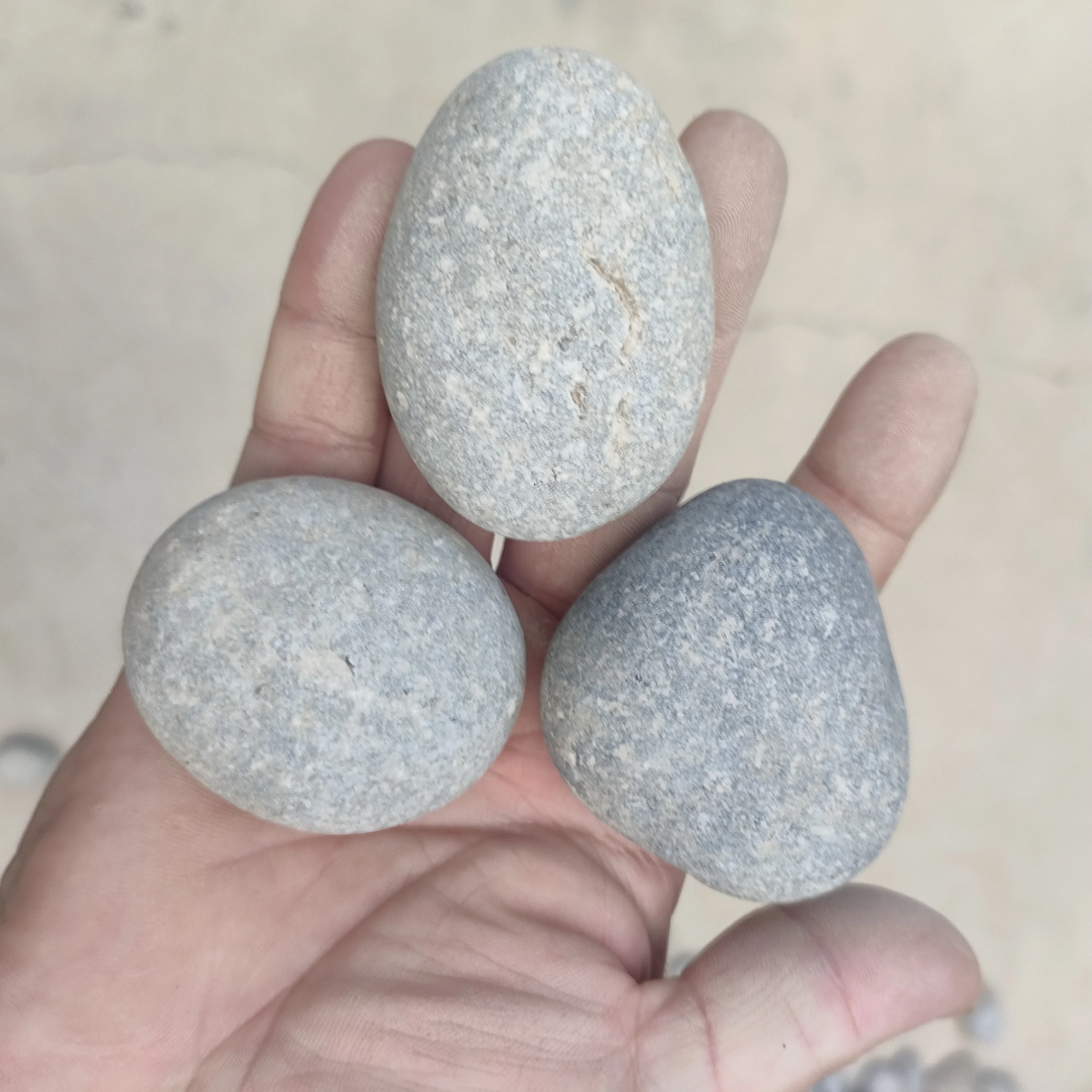 natural Multiple sizes round river stones grey pebbles decorative stones and cobble pebbles for building material