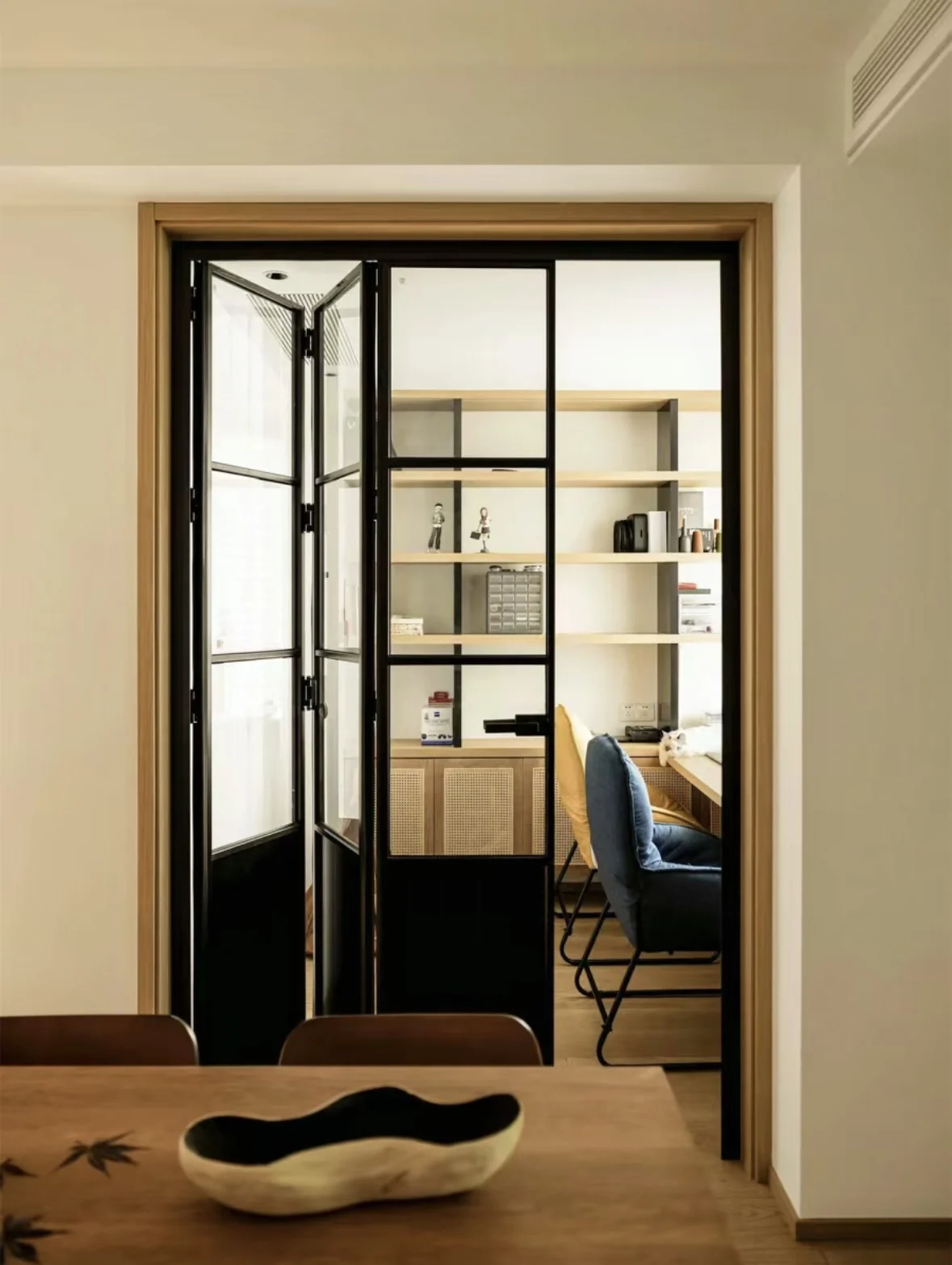 Retractable Aluminum Metal Gate Anti-Throttle Kitchen Sliding Door for Outdoor Use Manual Control Opening Pattern Glass Door