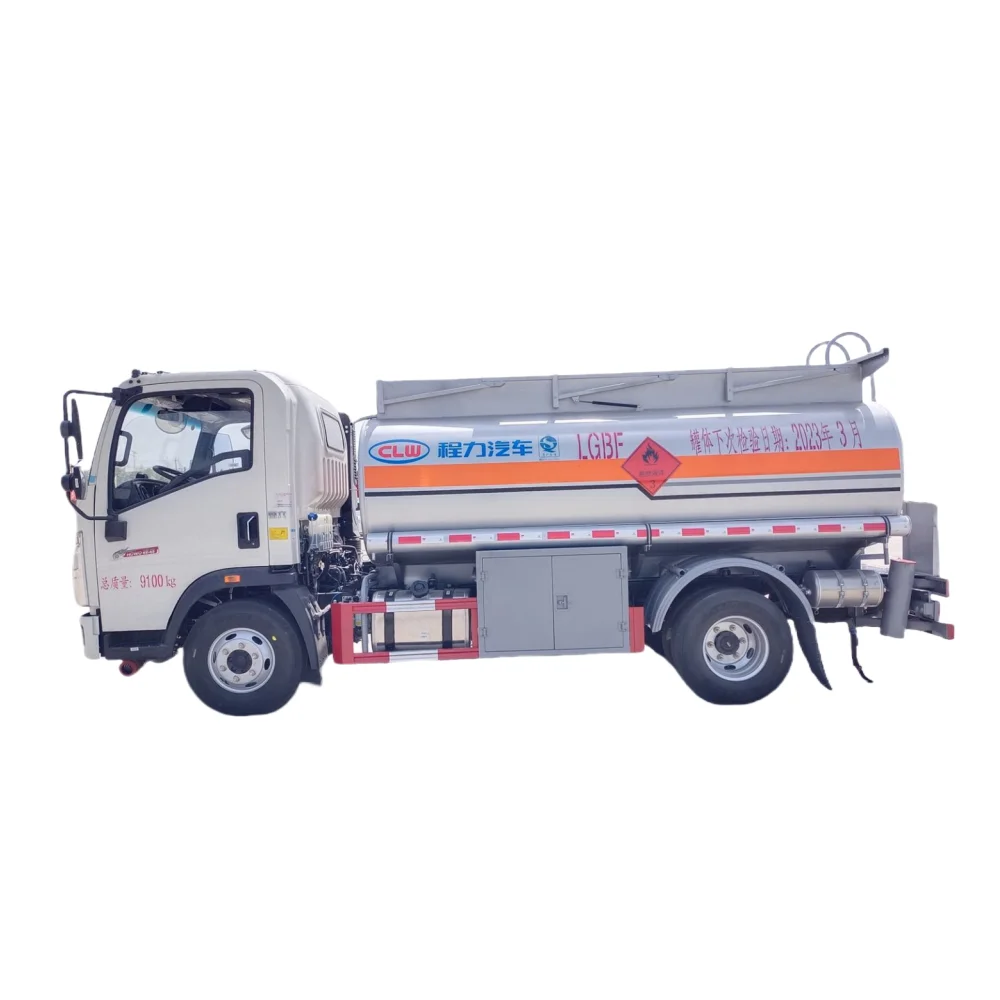 China Hot selling small Newly  Sinotruck  4x2 Wheel Formula Capacity 6000 Litres fuel tanker truck in Sale