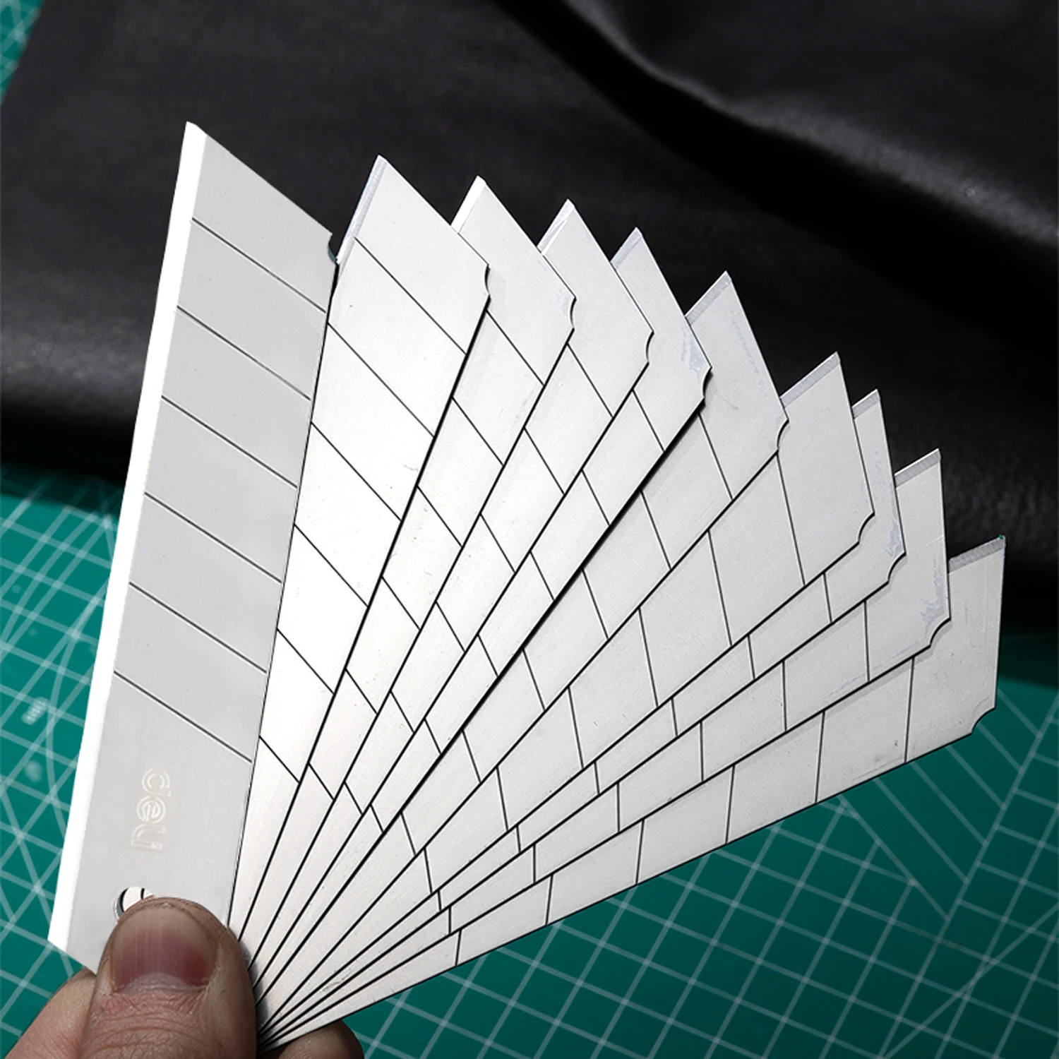 Deli EDL-DP05 25mm 7pcs Hand tools Cutter Utility knife blade  75# Carbon Steel