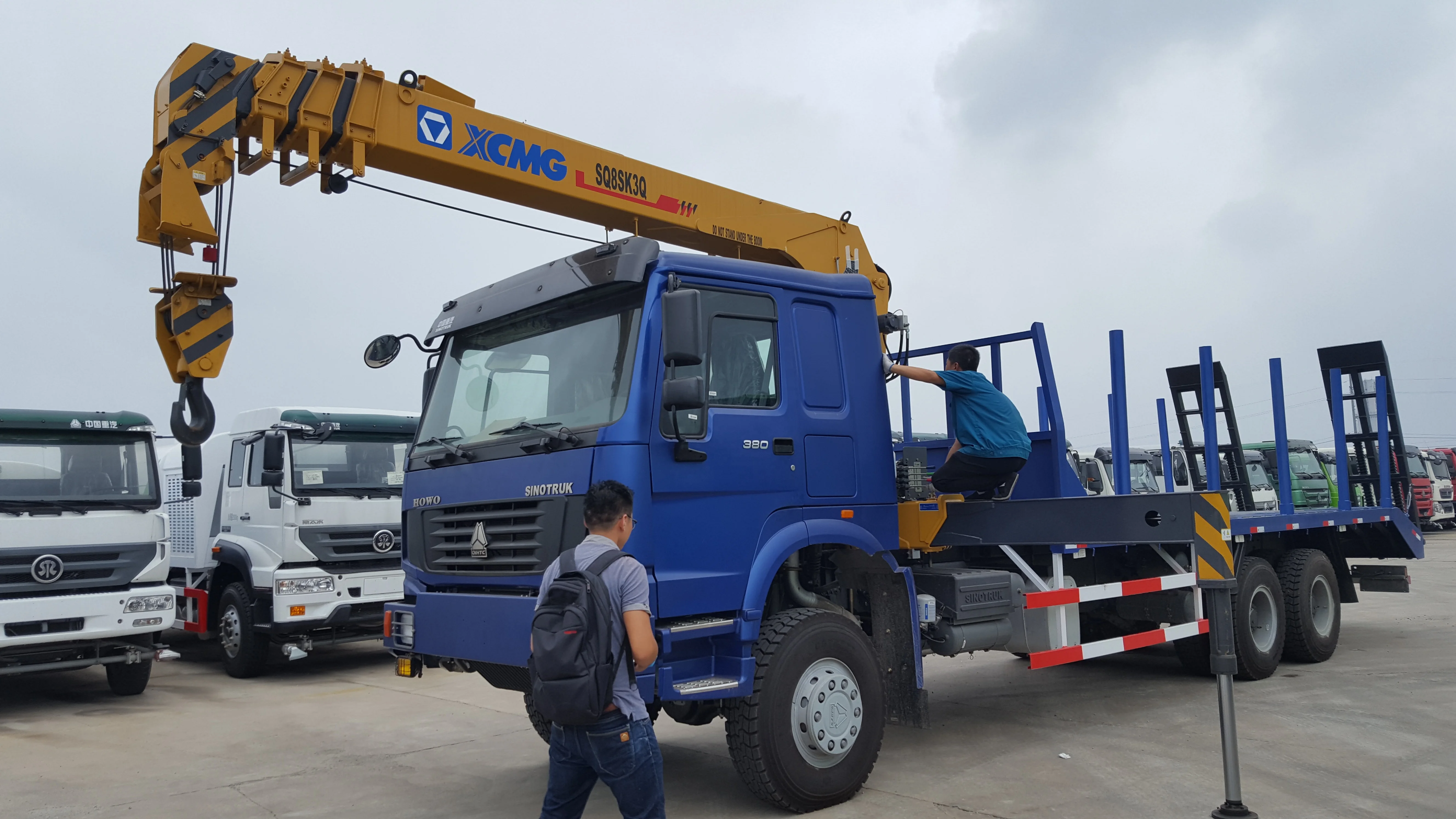 Sinotruk Howo 6x6 полноколесный внедорожный грузовик с краном для доставки