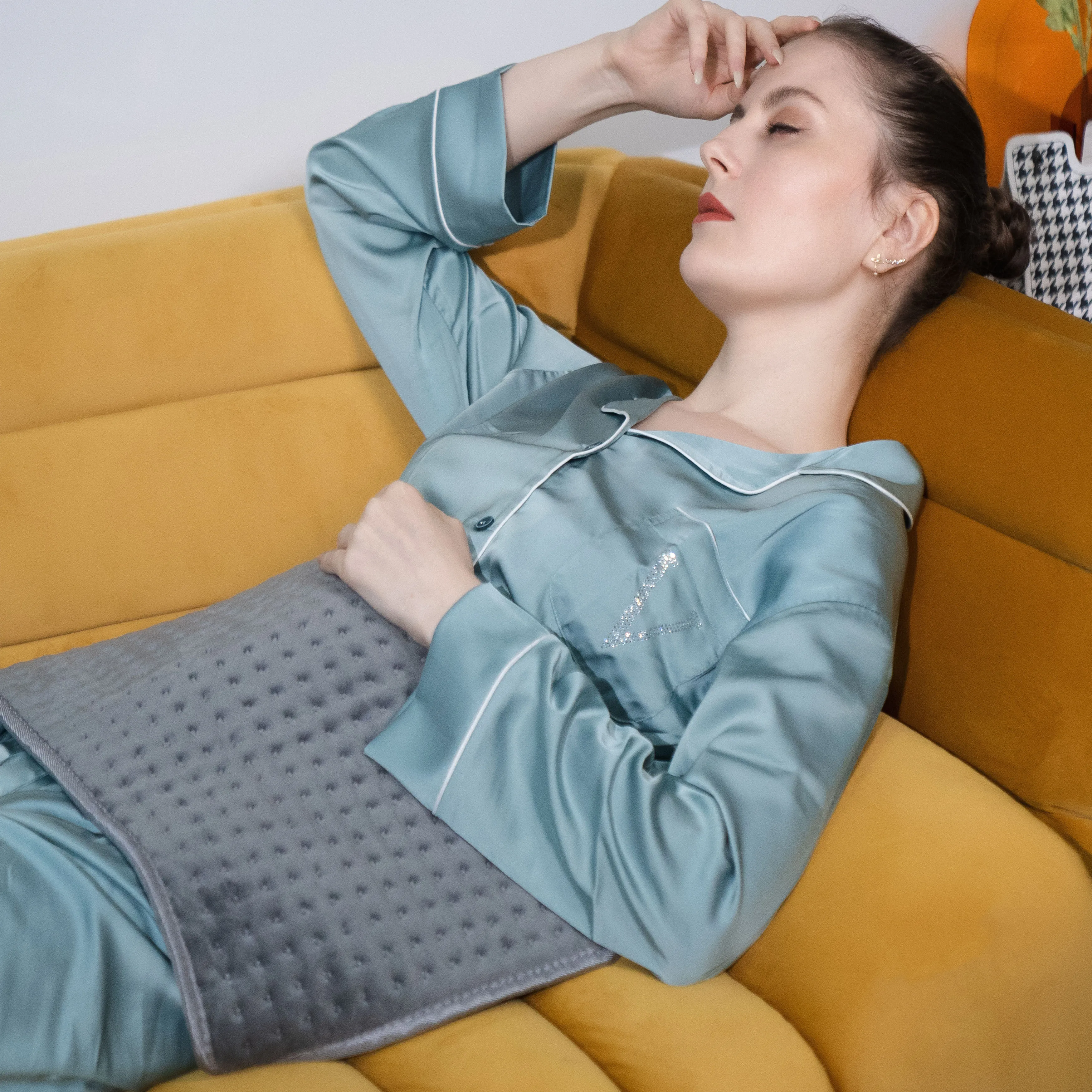 Body heating system Low-voltage far-infrared heating to improve sleep quality Electric heating pad