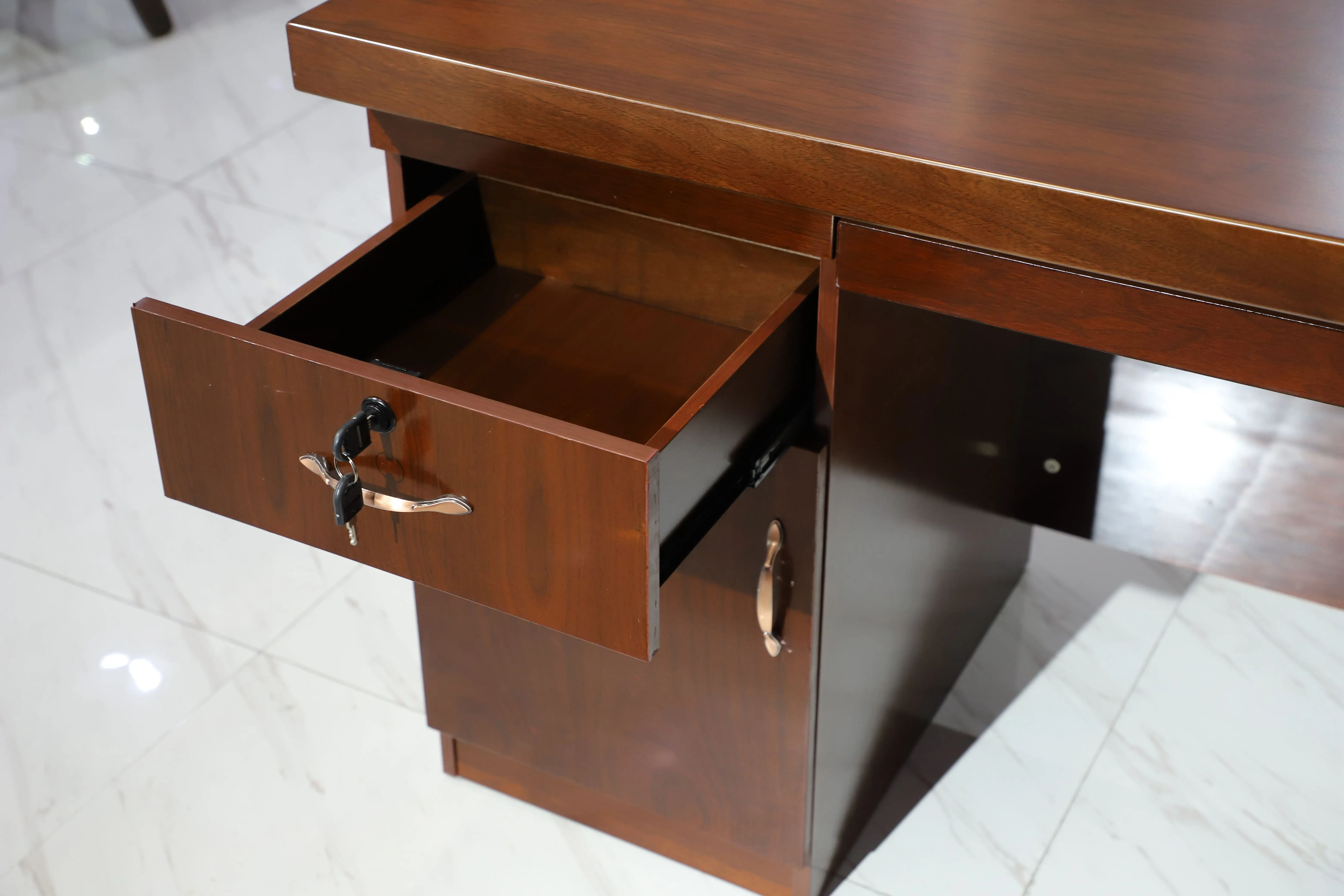 Коммерческий классический стол для руководителя офисный