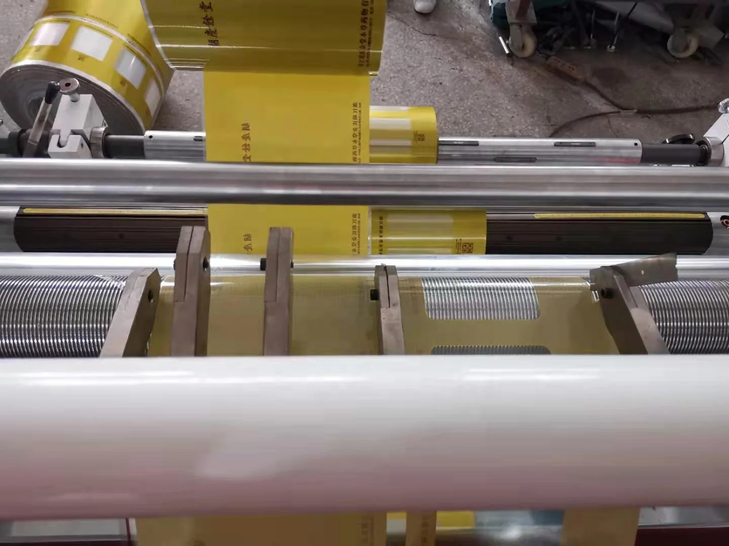 1000/1300 БОПП ПВХ пленка баннер виниловая бумага роликовая машина для резки