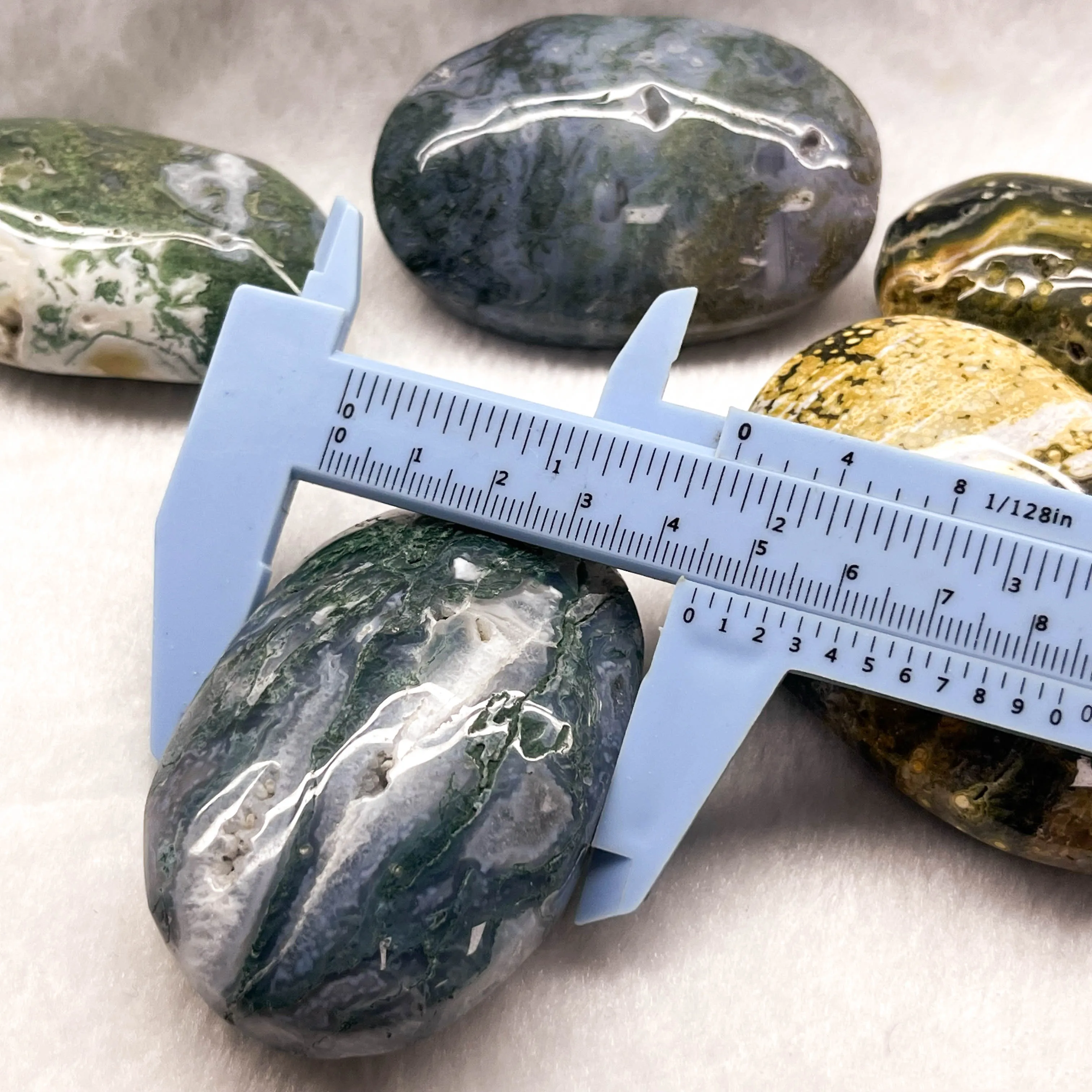 Crystal Palm Stones Mixed Materials Healing Stones Quartz Hand Carved Pocket Stone for collection
