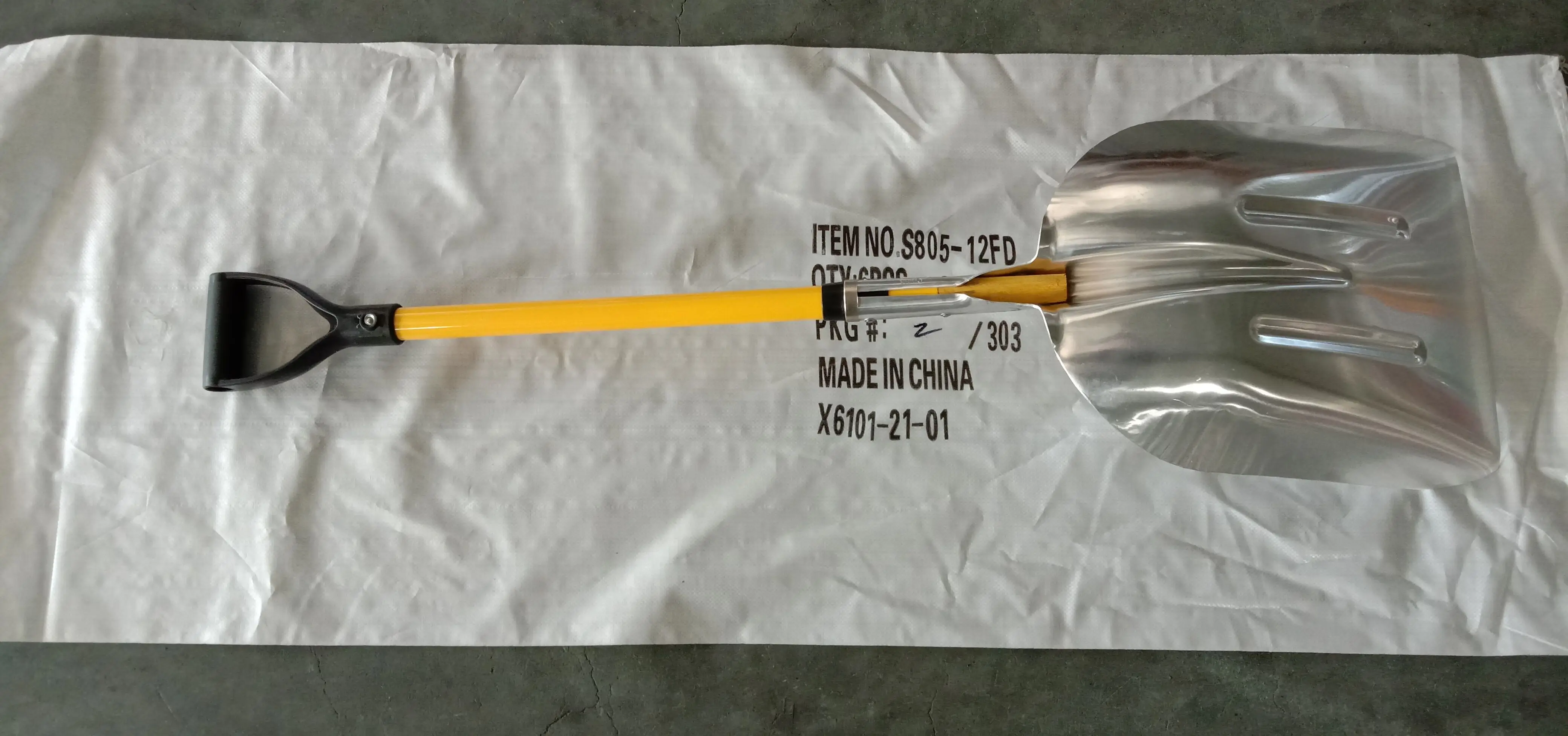 41618 Aluminum snow shovel with fiberglass handle