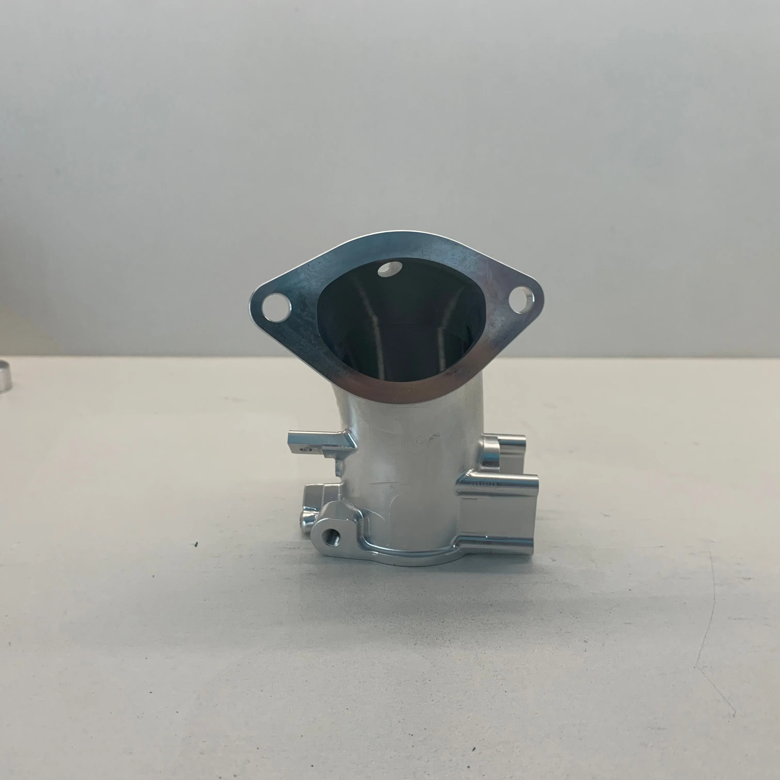 Алюминиевые автомобильные водяные трубки прецизионные детали из металла обработанные на станках с ЧПУ производство Фуцзянь OEM-бренд