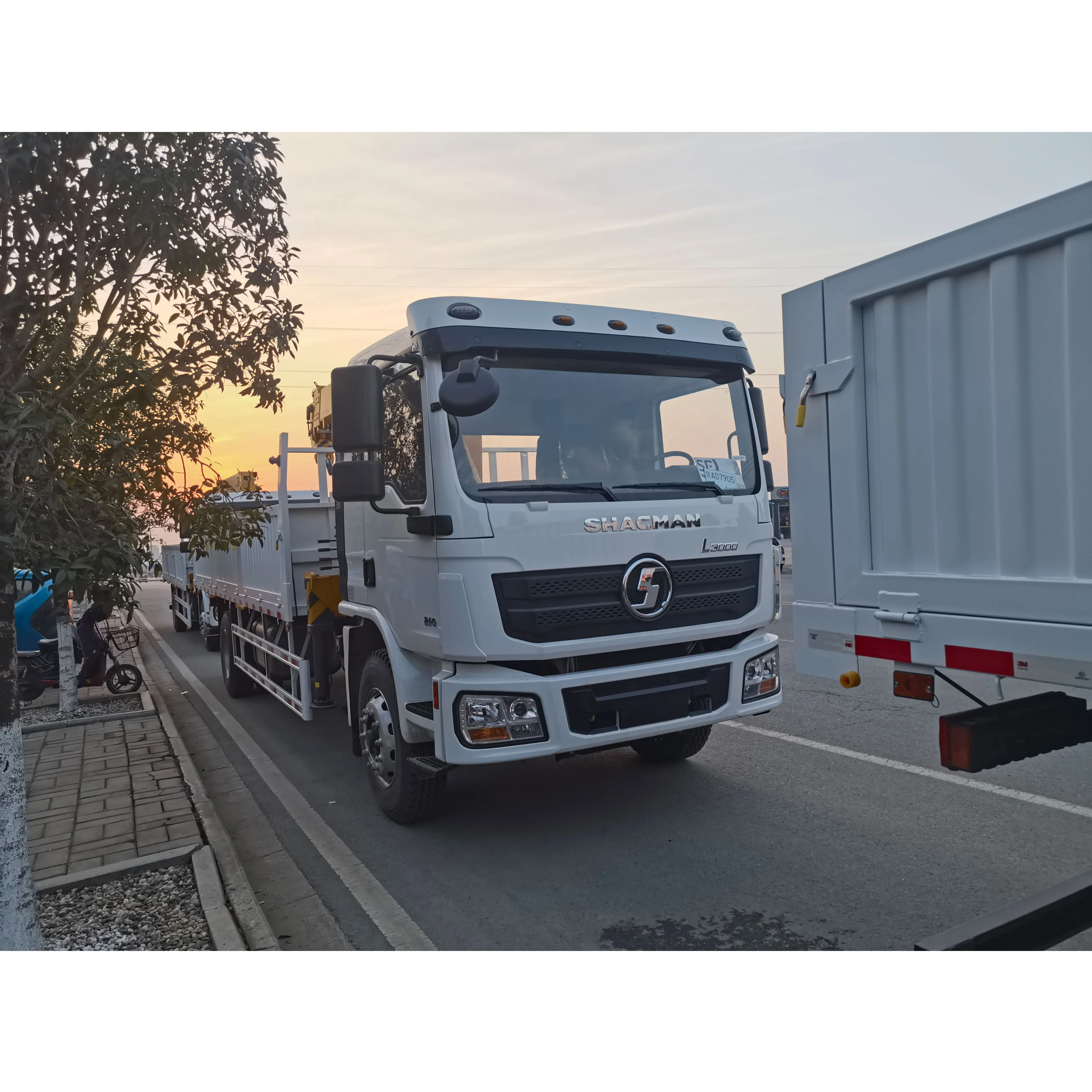 Shacman 6.3 ton crane truck telescopic boom arm truck mounted crane hot sale