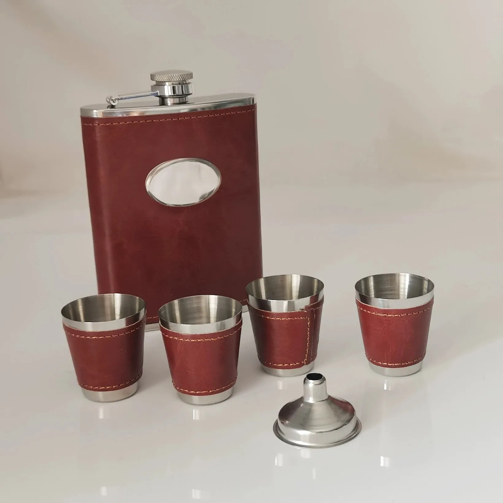 Wholesale Wooden Chess 8oz Brown Leather Hip Flask Set  Stainless Steel Flasks With Funnel and 4 Cups Gift Box
