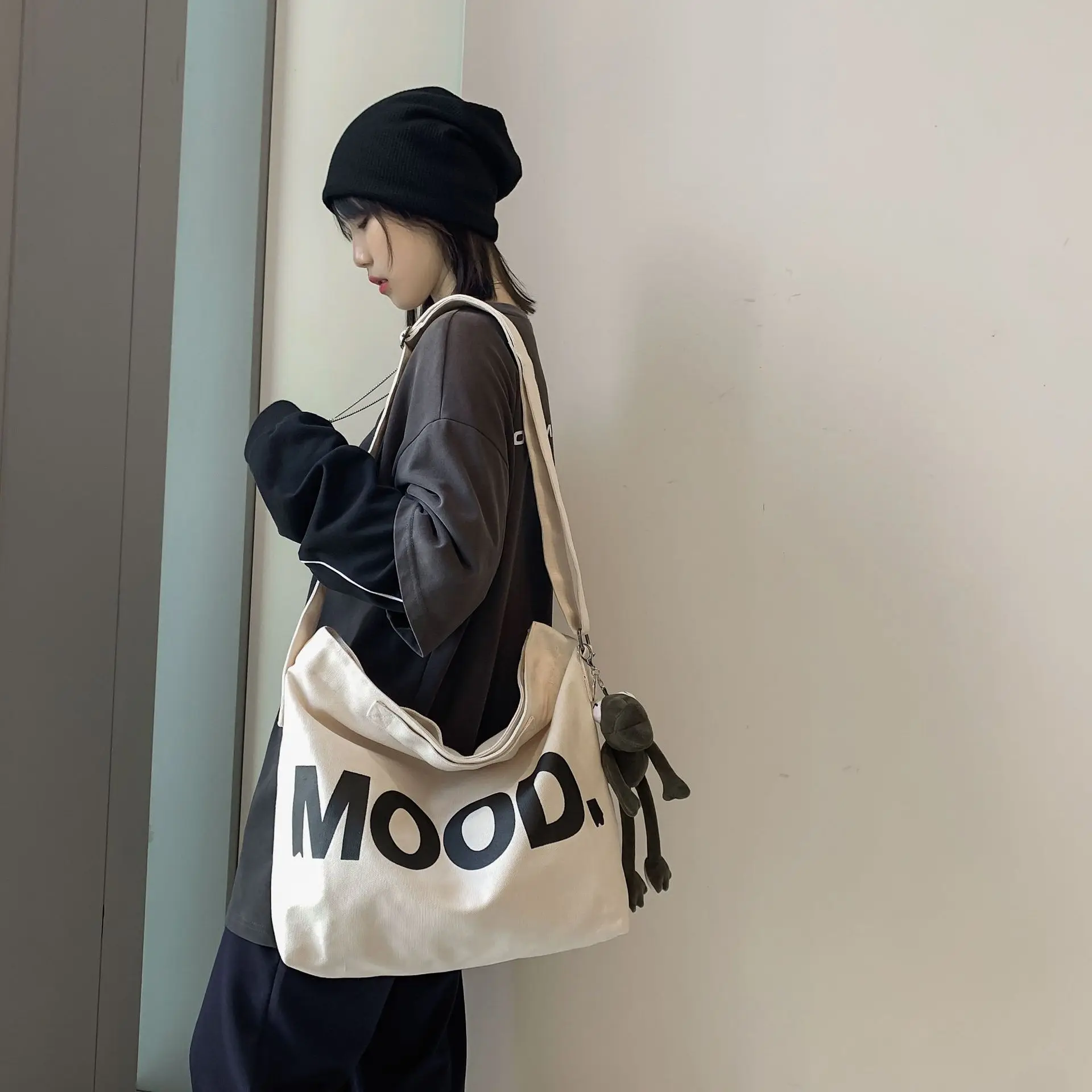 Wholesale custom printed letter shoulder bag large capacity fabric canvas zipper couple tote shoulder bag lazy style