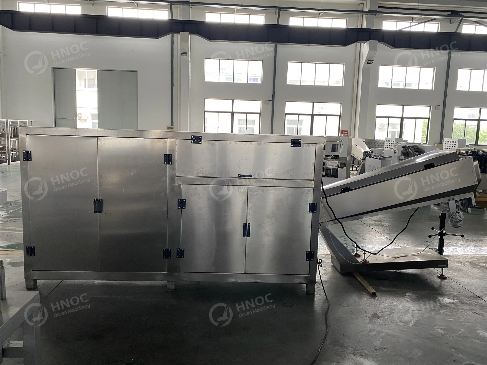 Full automatic irregular  bear  Lollipop production line auto hard candy making machine candy machine maker