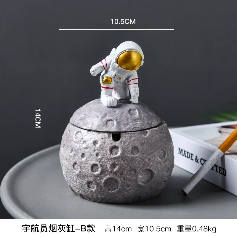 wholesale custom Resin Astronaut Hero Posture Statue Creative Figurine Sculpture Ashtray for Home Tabletop Ornament Decoration