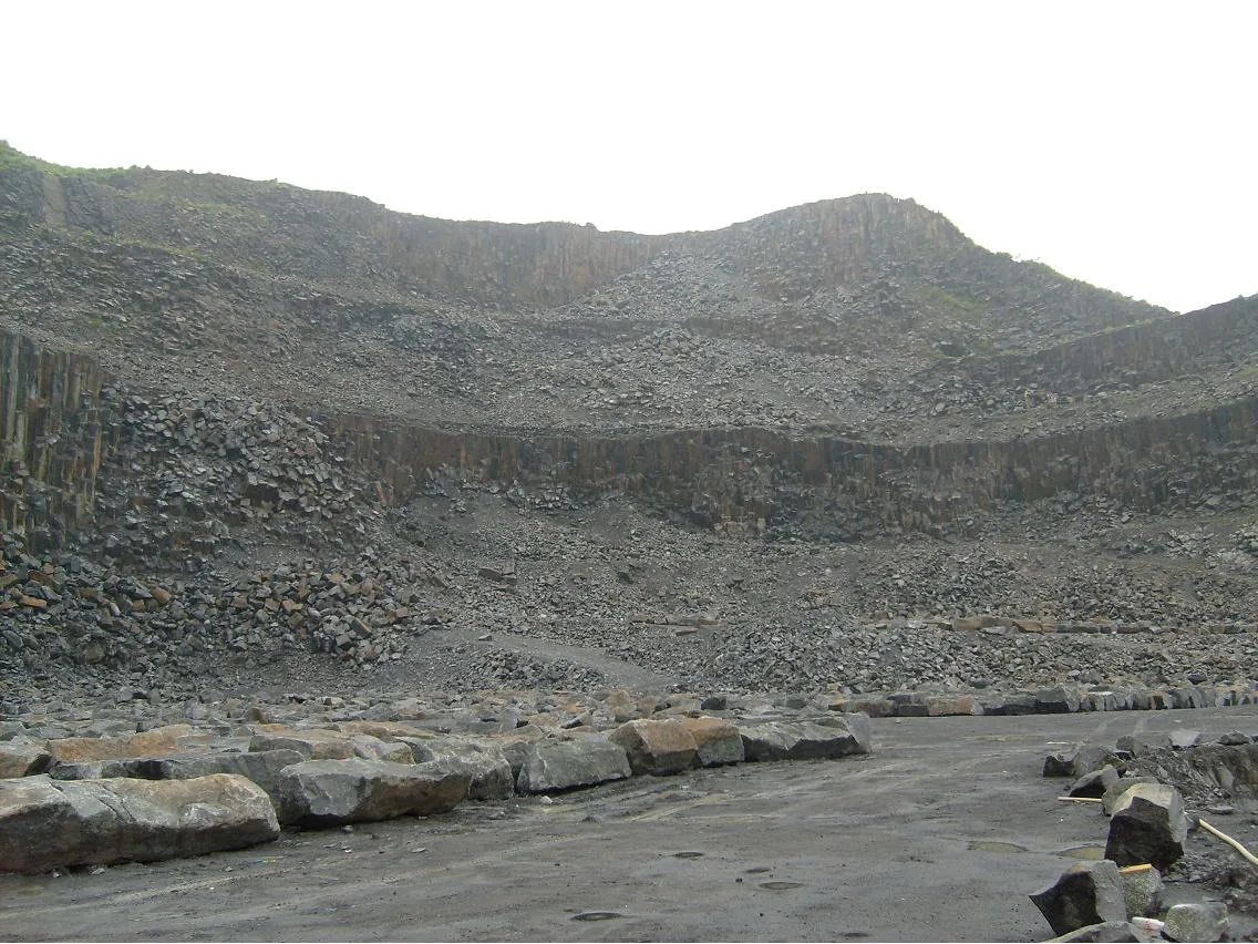 black granite quarry rough blocks supplier for cutting slab and tile of exterior flooring pavers