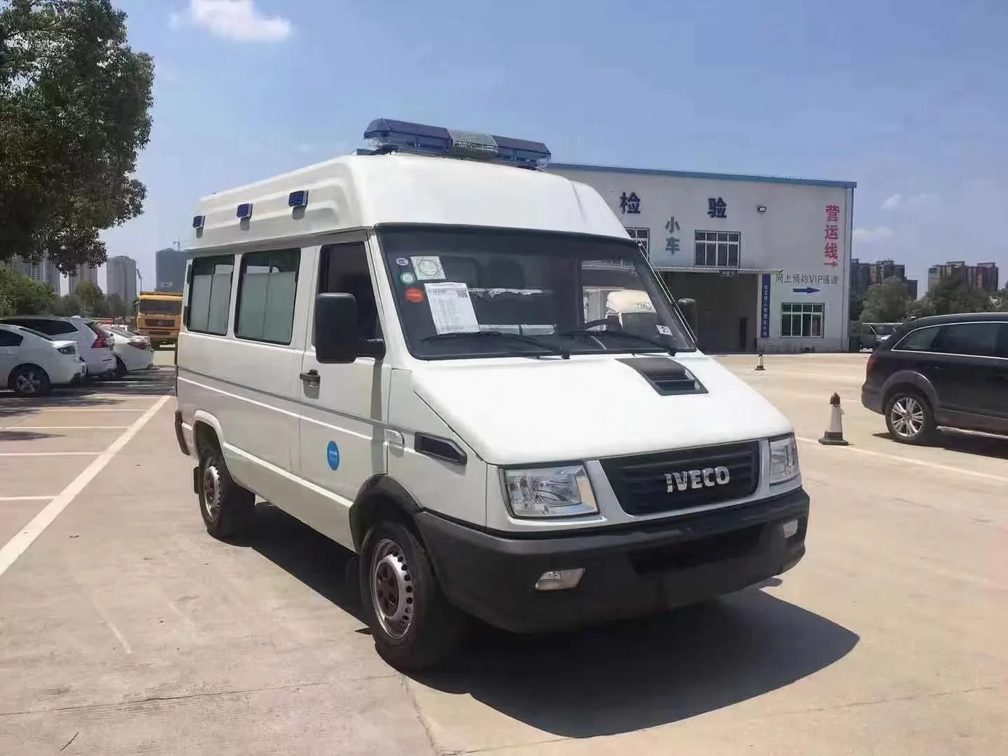 1VECO Hot Sale Top Monitoring Ambulance Vehicle Medical Van Ambulance for Hospital Patient Transport