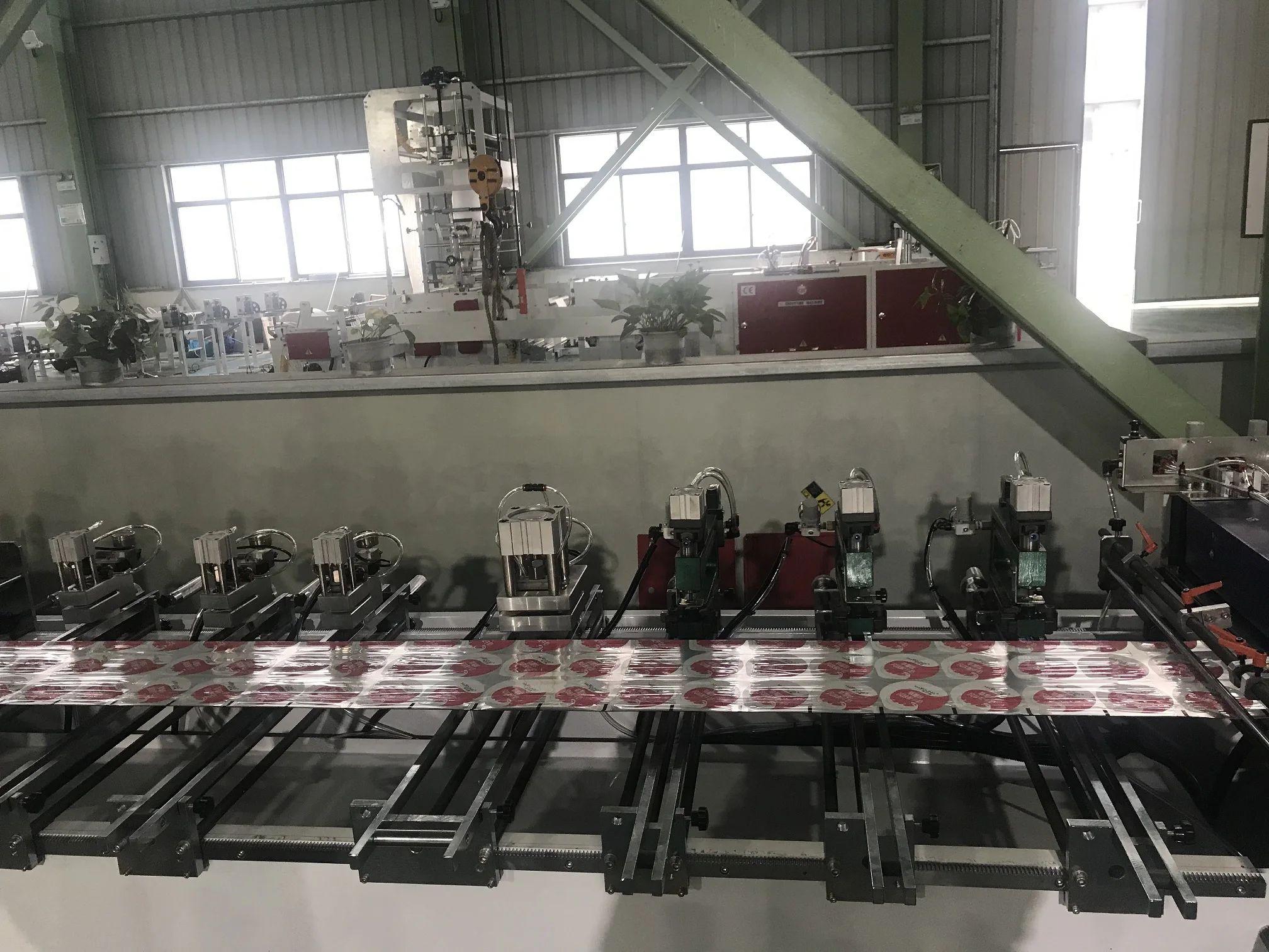 Automatic multi-function PET PE OPP laminated central seal gusset bag doypack zipper center fin seal pouch making machine