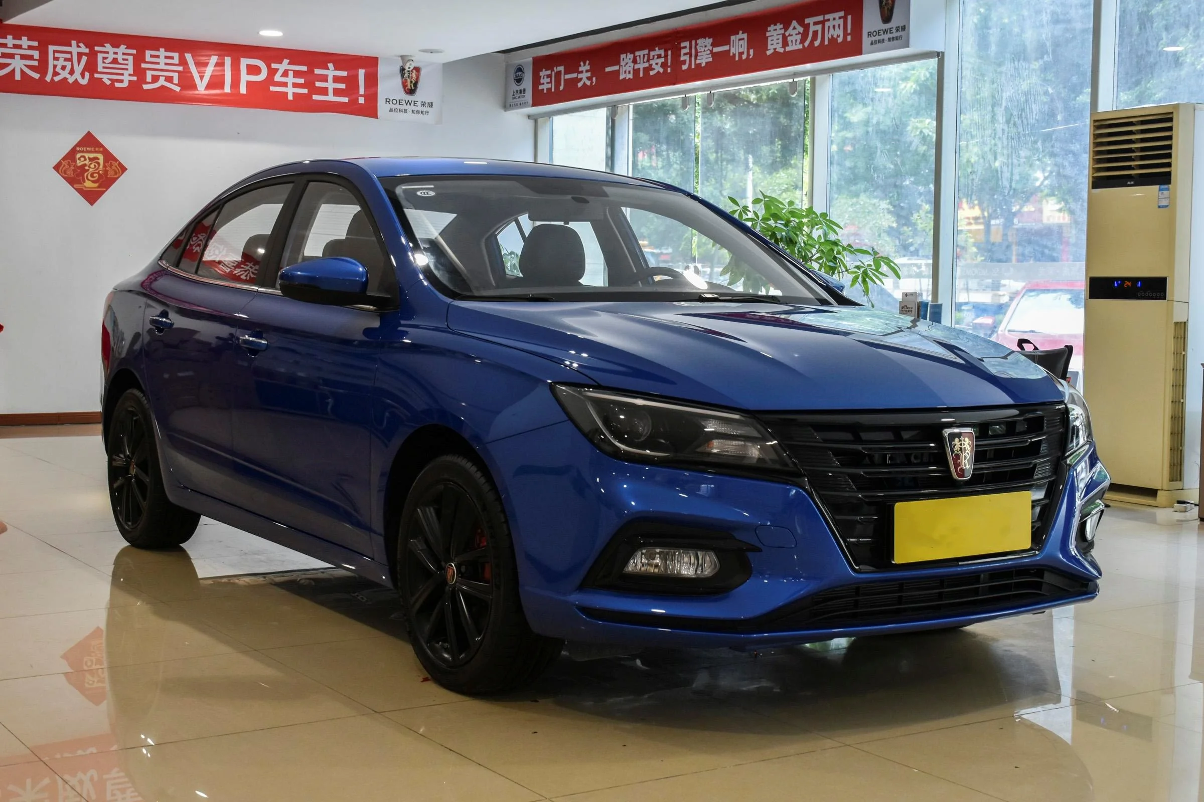 Дешевые цены 2024 2023 Roewe i5 Rongwei 1 5 T 129PS L4 4 двери мест седан бензиновые автомобили сделано в Китае наличии