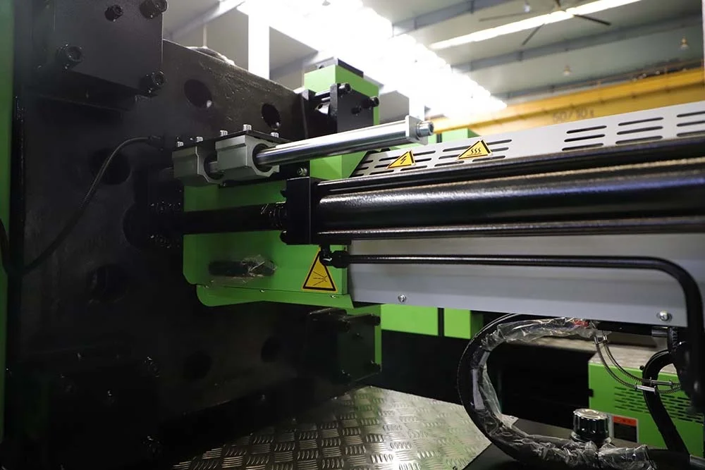 Injection Molding Machine China UN200A5 Plastic Injection Molding Machine PVC Injetora