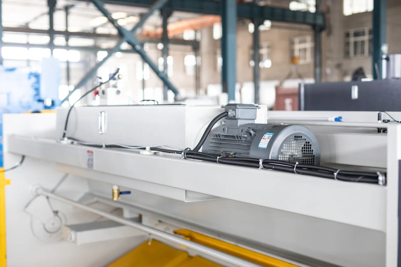 Hydraulic plate shearing machine cutting steel plate,metal cutting machine cutting length 3200mm with 13 mm thick metal