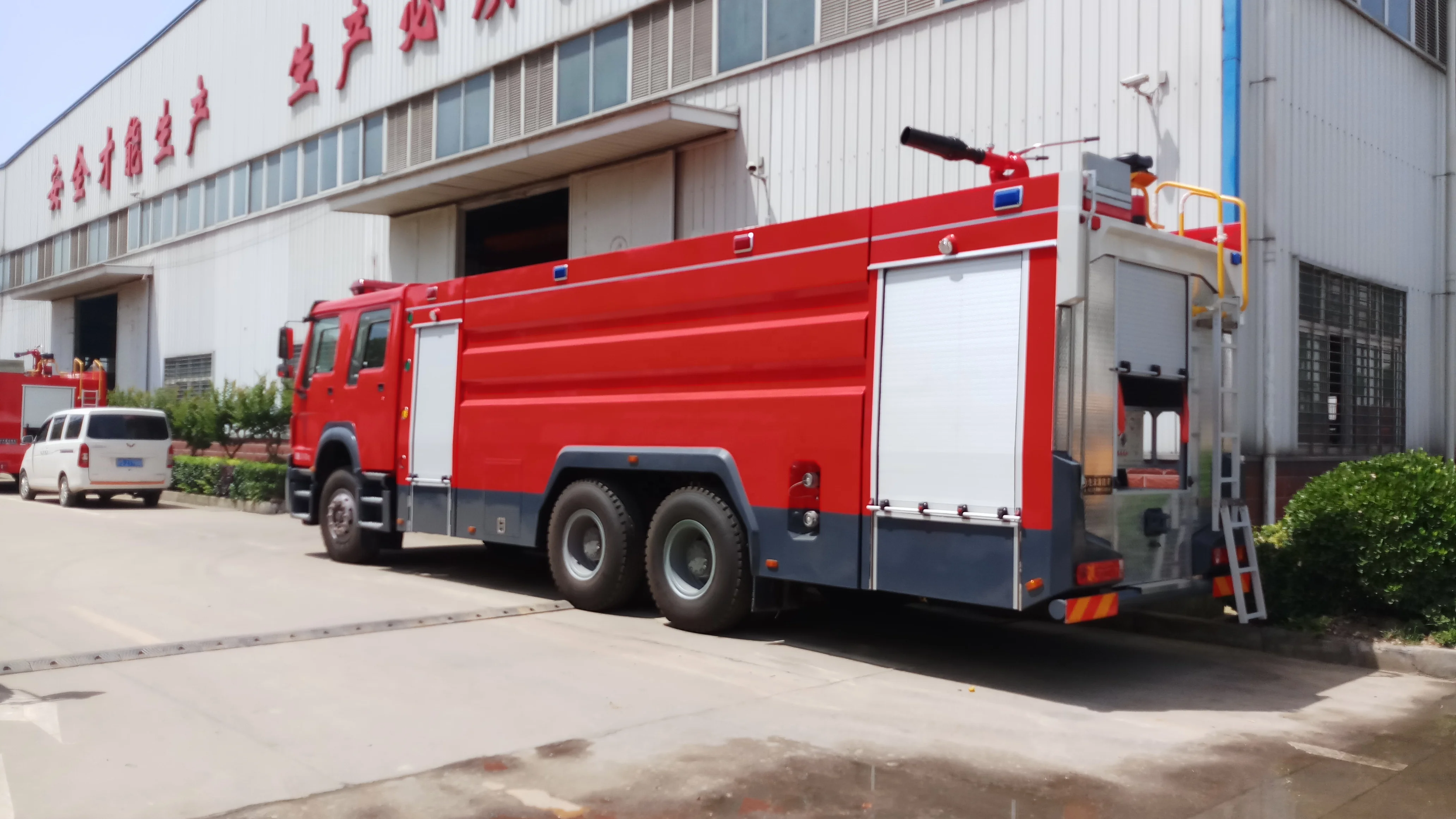 Sinotruck HOWO 6X4 Left/Right hand drive 18000L Large Capacity Water Foam Fire Truck
