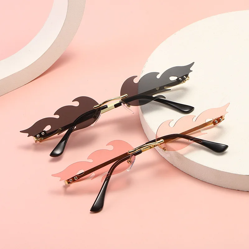 Новый стиль, персонализированные Солнцезащитные очки без оправы с обрезанными краями, огненные цветные солнцезащитные очки для вечеринки в океане