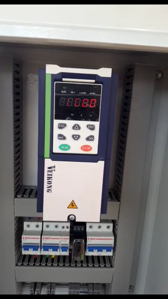 Китай низкая стоимость частотно-регулируемый привод 5.5KW солнечный инвертор насоса моторный накопитель переменного тока диски 3 фазы
