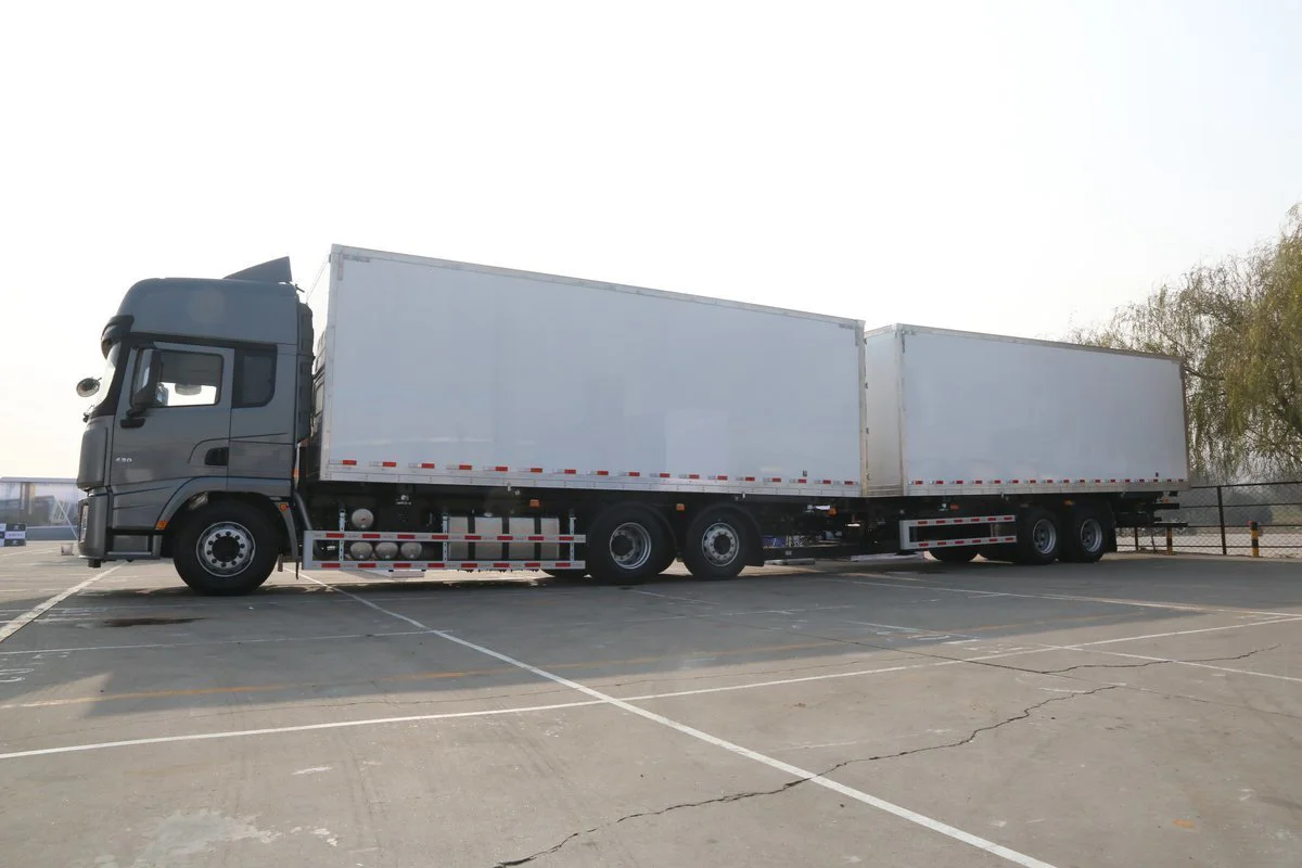 China trade 6x2 3 seats sleeper cabin 8 wheelers diesel 430hp euro 5 engine 25 ton lorry transport tractor cargo truck