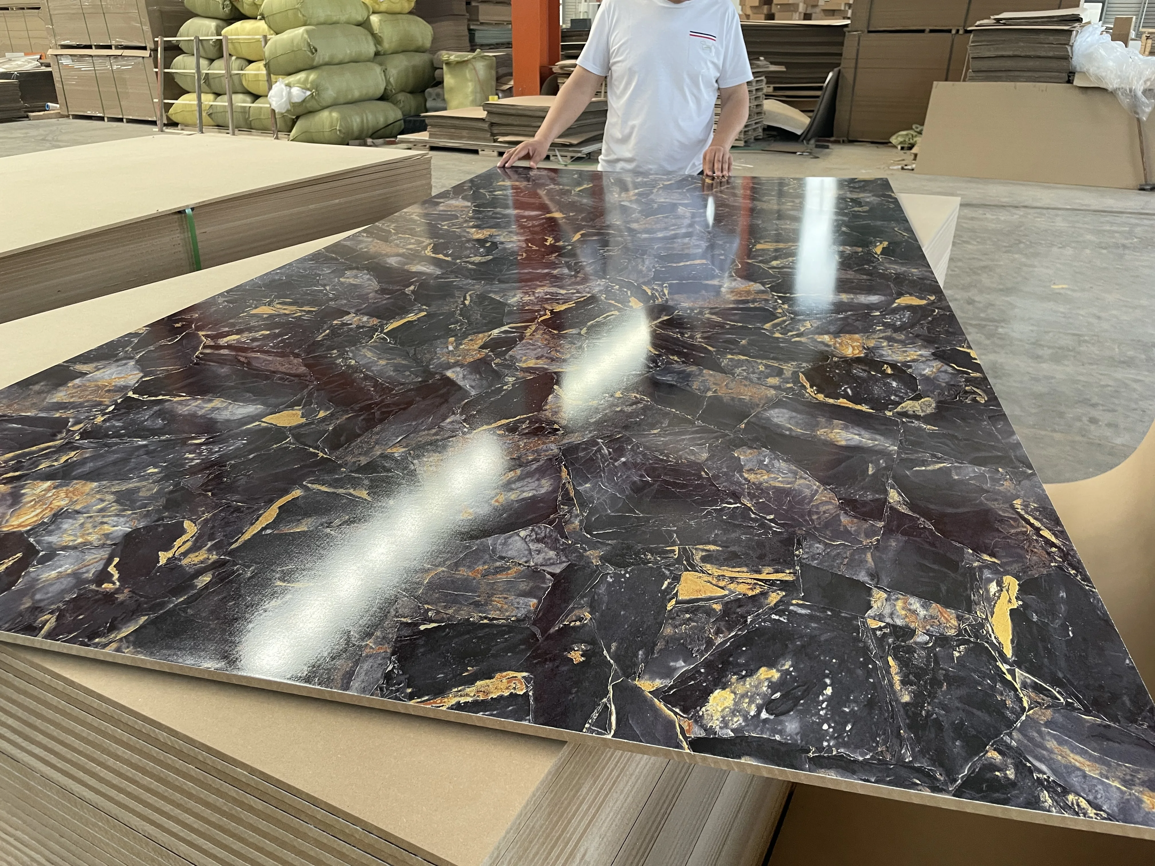 Melamine Laminated Plywood 1220mmx2440mm High Grade Wood Grain Or White Melamine Faced / Laminated Plywood For Furniture And Cab