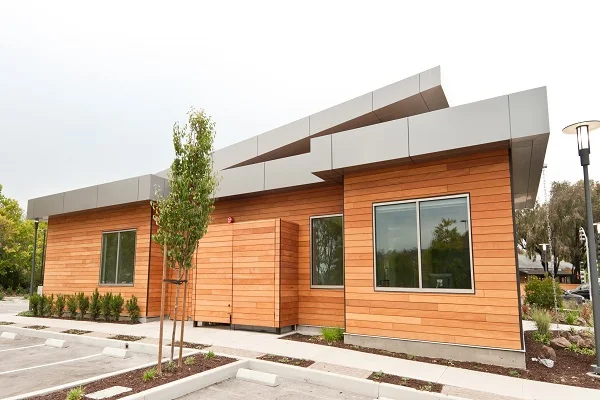 Униформа золотистого тона garпа дождевой экран сайдинг из твердой древесины