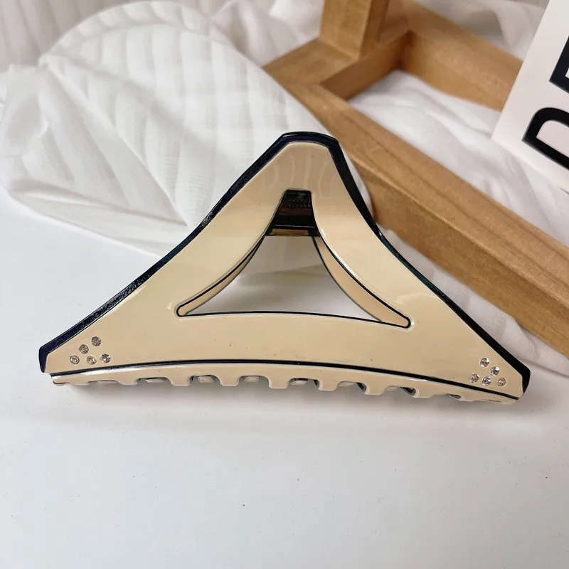 Korean triangle hollow acetic acid grab rhinestone large temperament senior sense hair accessories