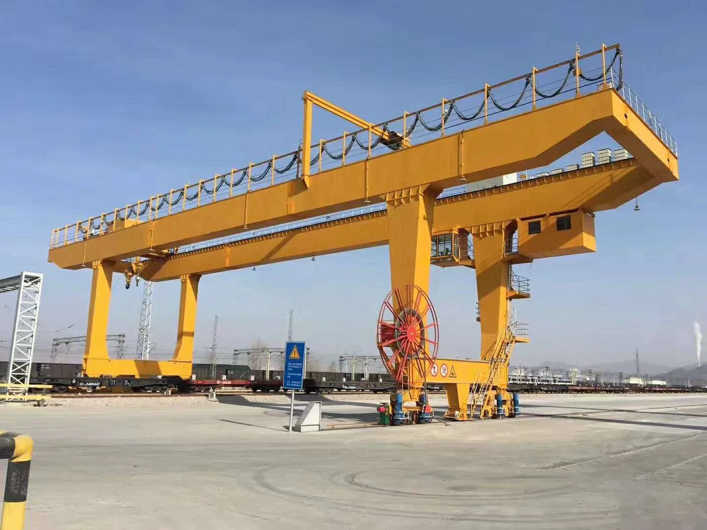 Boat lifting heavy duty RMG MG 30 tons Double girder gantry crane rubber tyre  mobile hoists crane cab remote control