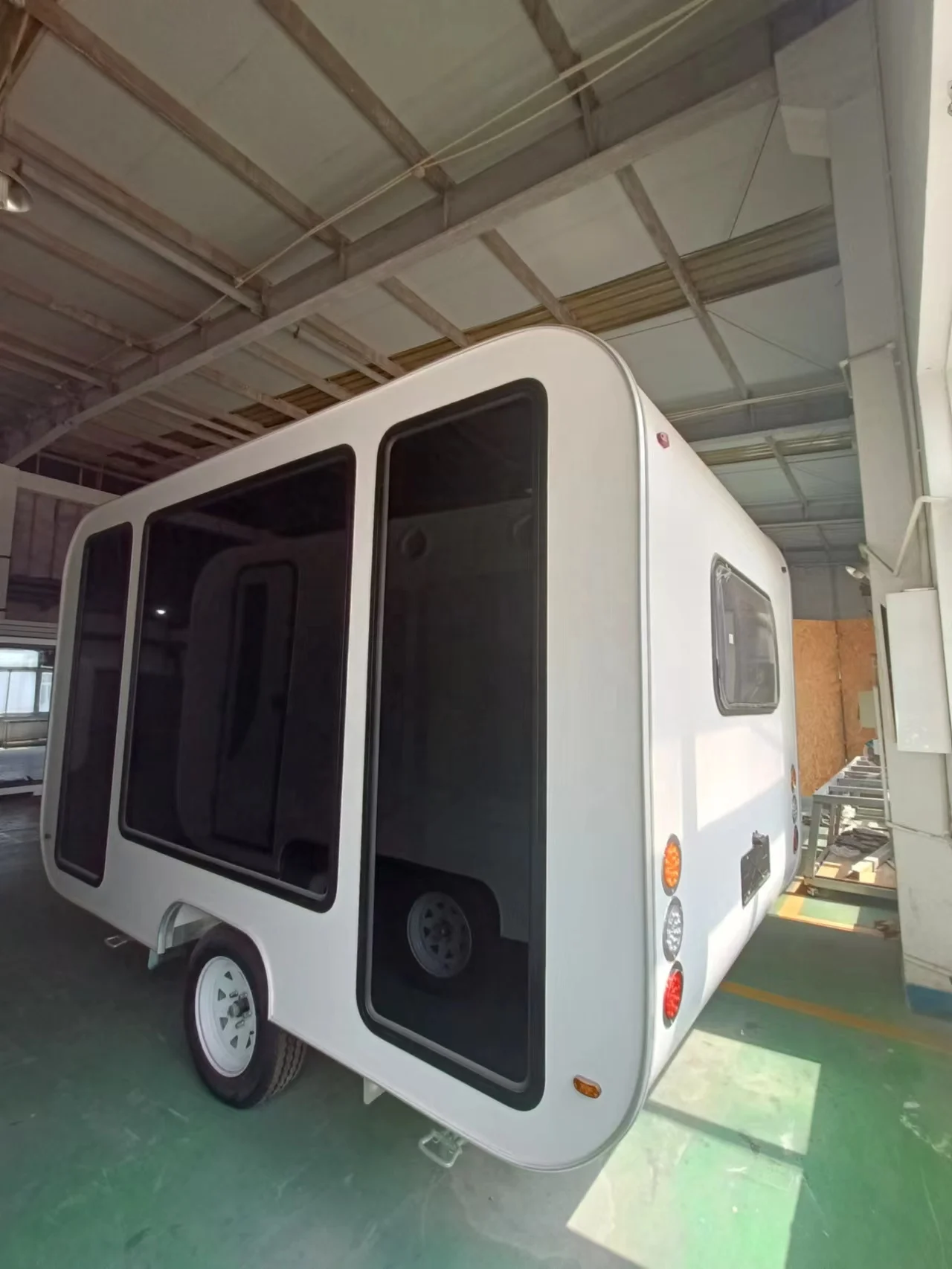 Prefabricated Dining Car Prefab House for Food truck Tiny Coffee House Snack Bars Modern Cafe pod Retail Shops on Wheel