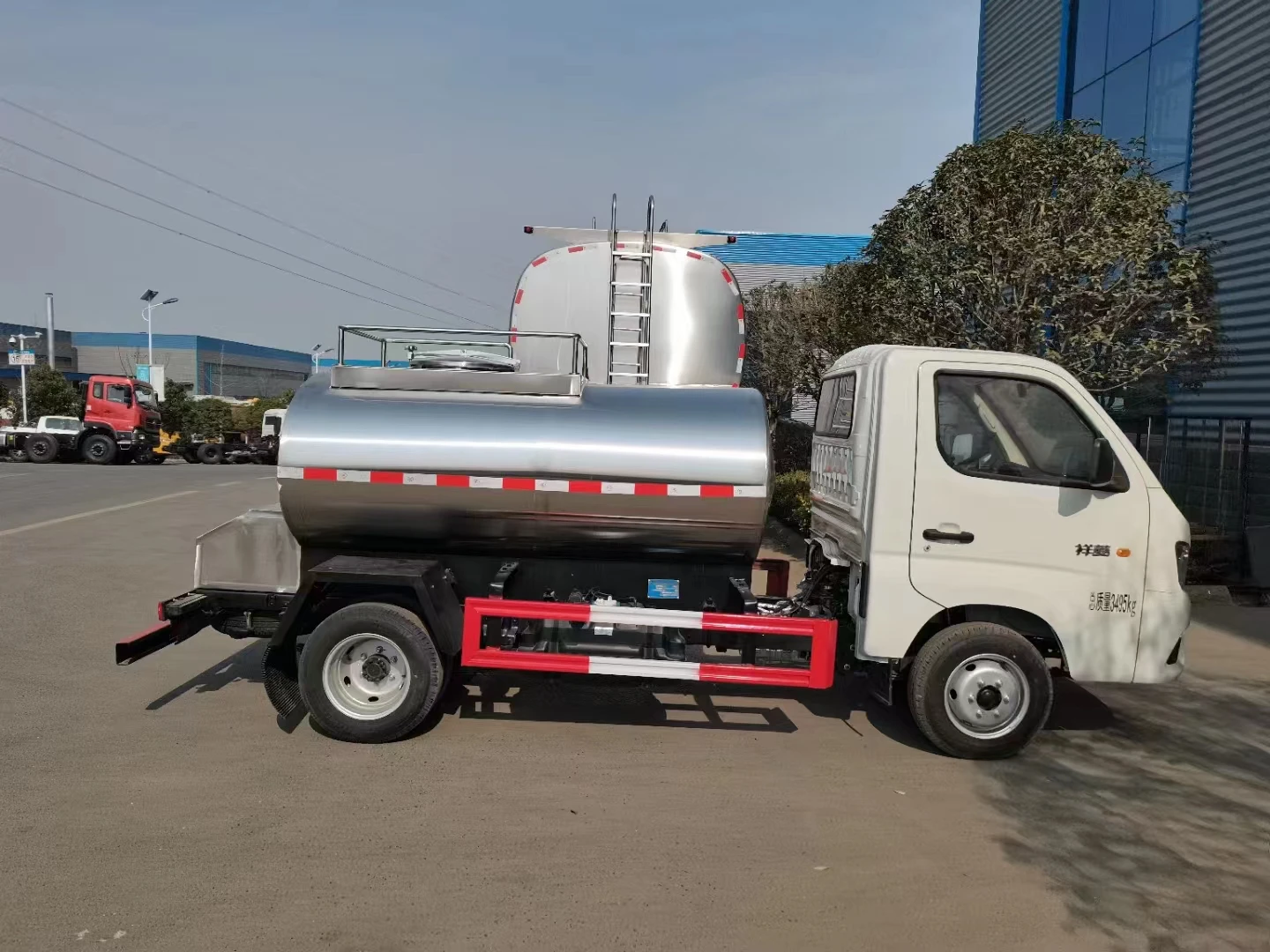 mini 1300liters Stainless steel milk tanker transport truck