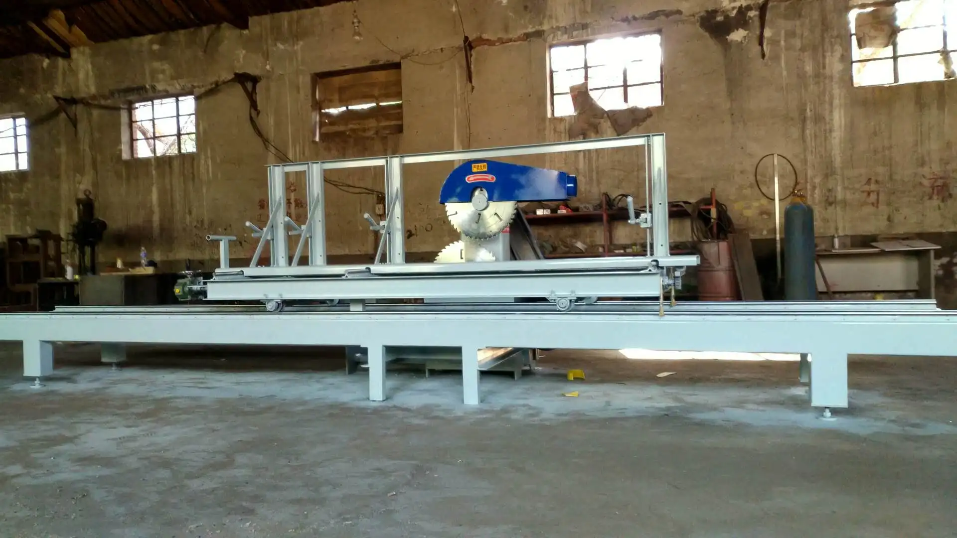 Портативная лесопилка большого диаметра для обработки твердых материалов