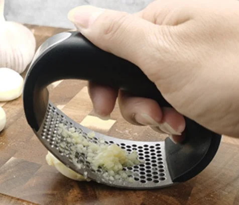 Kitchen Accessories 3 In 1 Arc Shape Plastic Manual Stainless Steel Garlic Press Crusher Grinder And Peeler Set