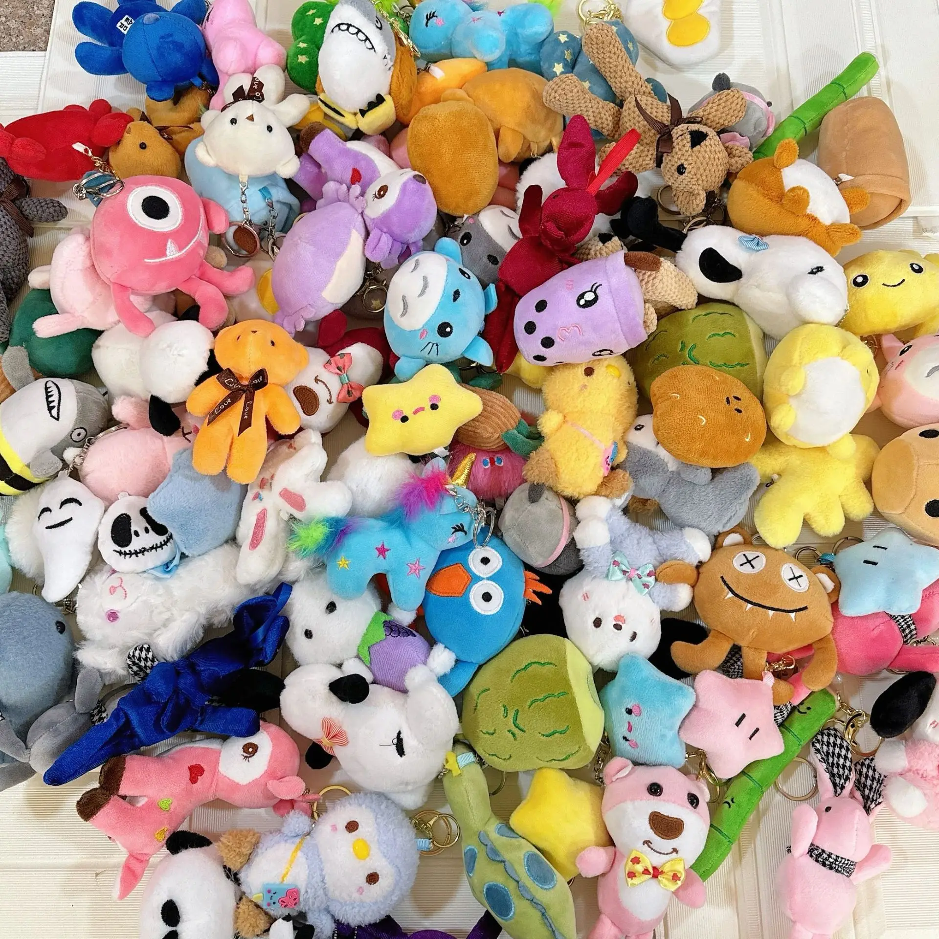 Оптовая продажа дешевых игрушек-кукол для автомата с игрушками 10-15 см микс плюшевых игрушек мягкие плюшевые куклы высокого качества.