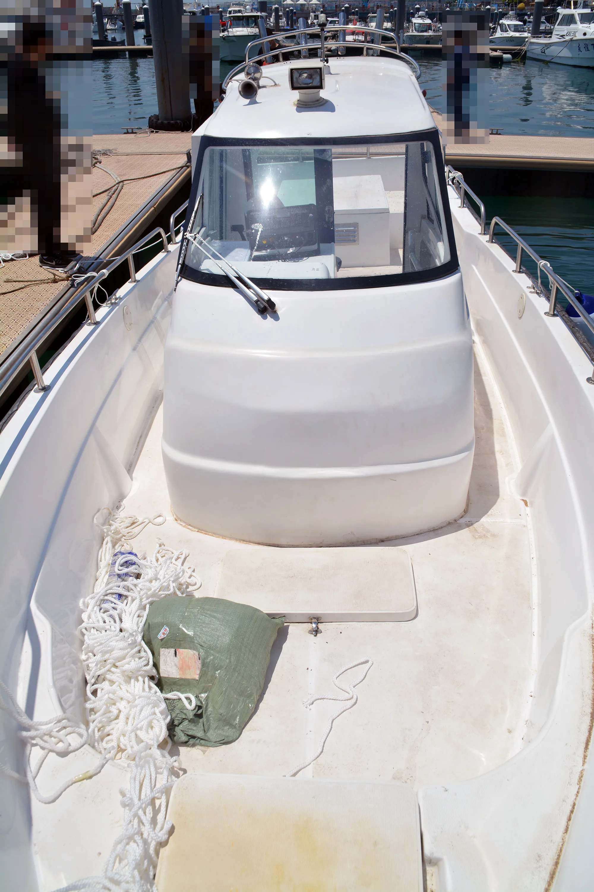 China FFB960D High Speed  Cabin Fiberglass Small Boat Hulls Fishing For Sale