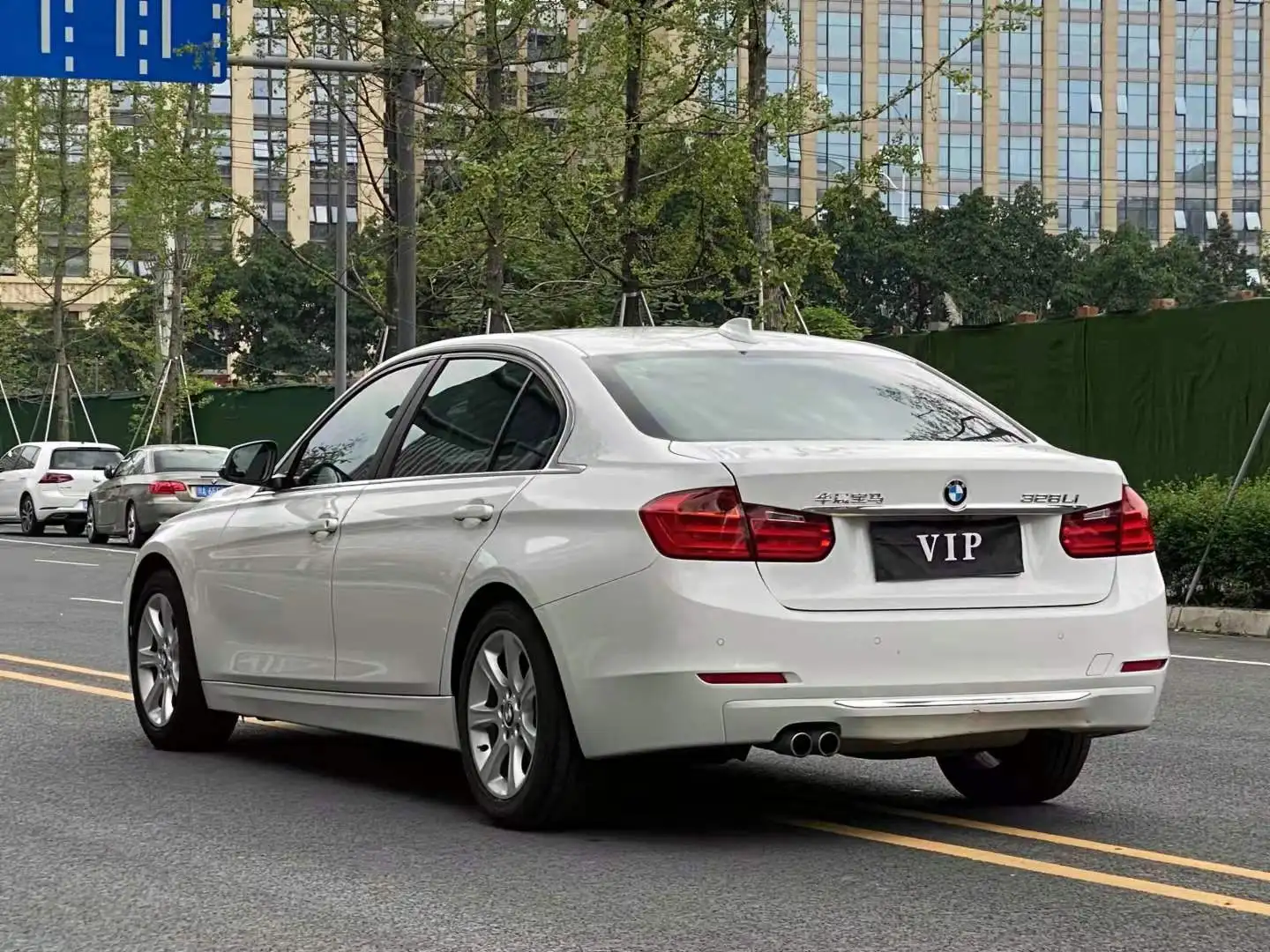 Подержанные автомобили из Китая Распродажа 2015 тип бензинового двигателя левый пробег состояние подержанного автомобиля BMW