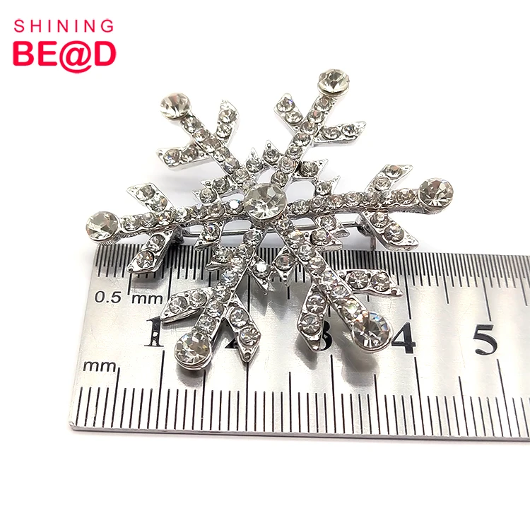 Wholesale Sparkling Crystal Snowflake Brooch Silver Alloy Rhinestone Pin Corsage for Women Suit Coats Fashion Jewelry Decoration