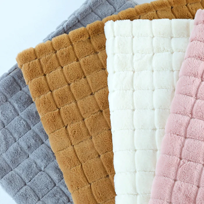 Высококачественная плюшевая фланелевая Тяжелая жаккардовая маленькая квадратная 100% Полиэстеровая Коралловая флисовая ткань для домашнего текстиля