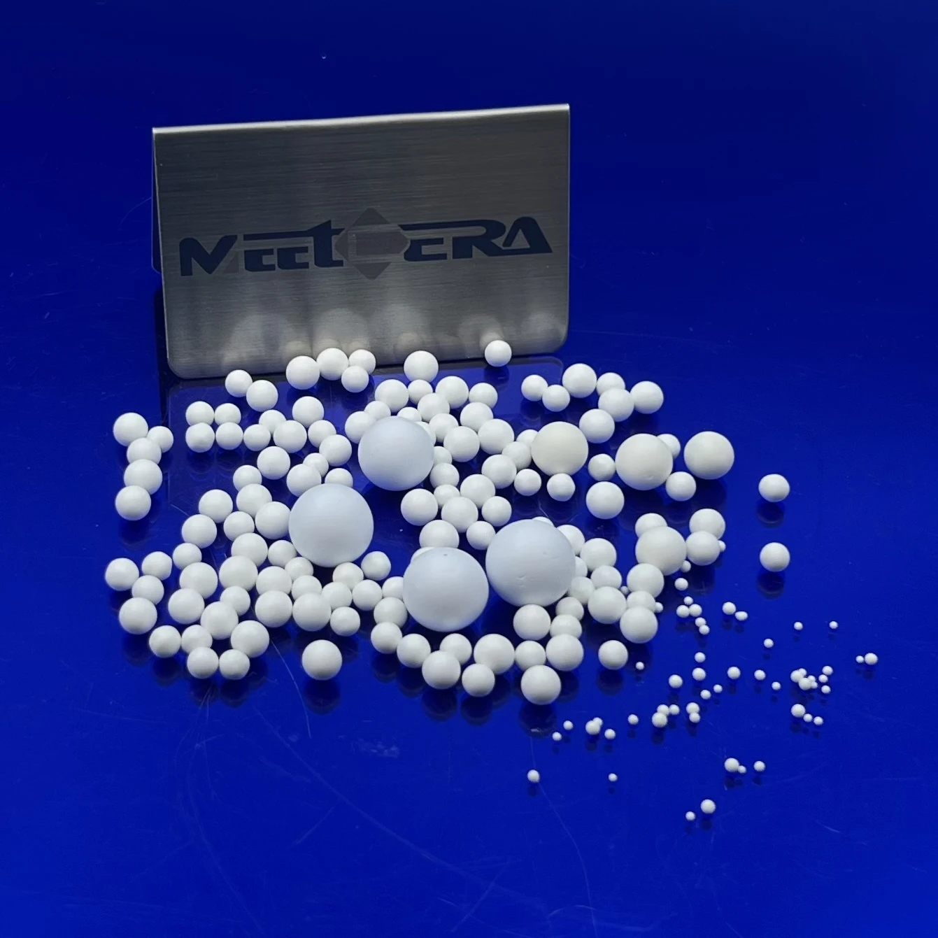 Industrial inert white refractory alumina ceramic balls