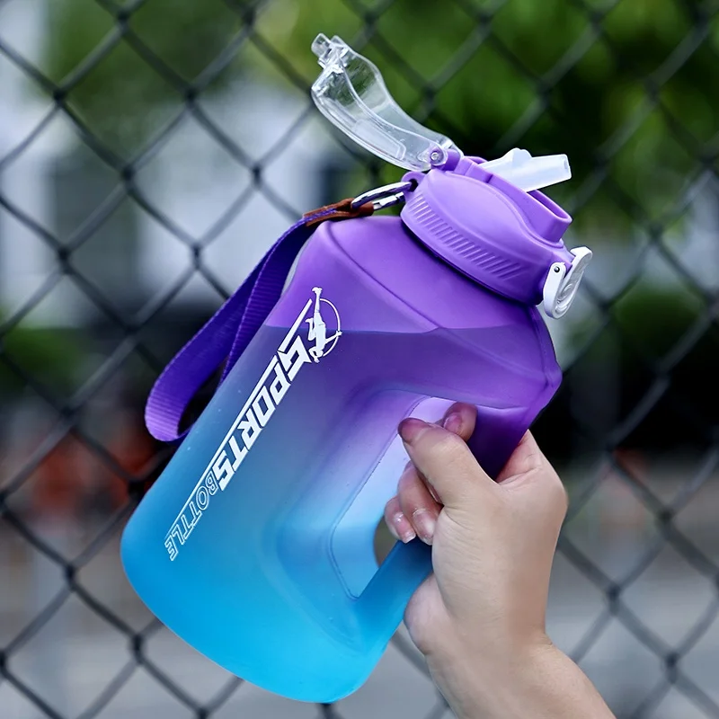 Custom Logo Water Bottles Gym Water Bottles Sports Mugs Plastic Water Bottles with Flip Lids Custom Hand Straps gallon jug