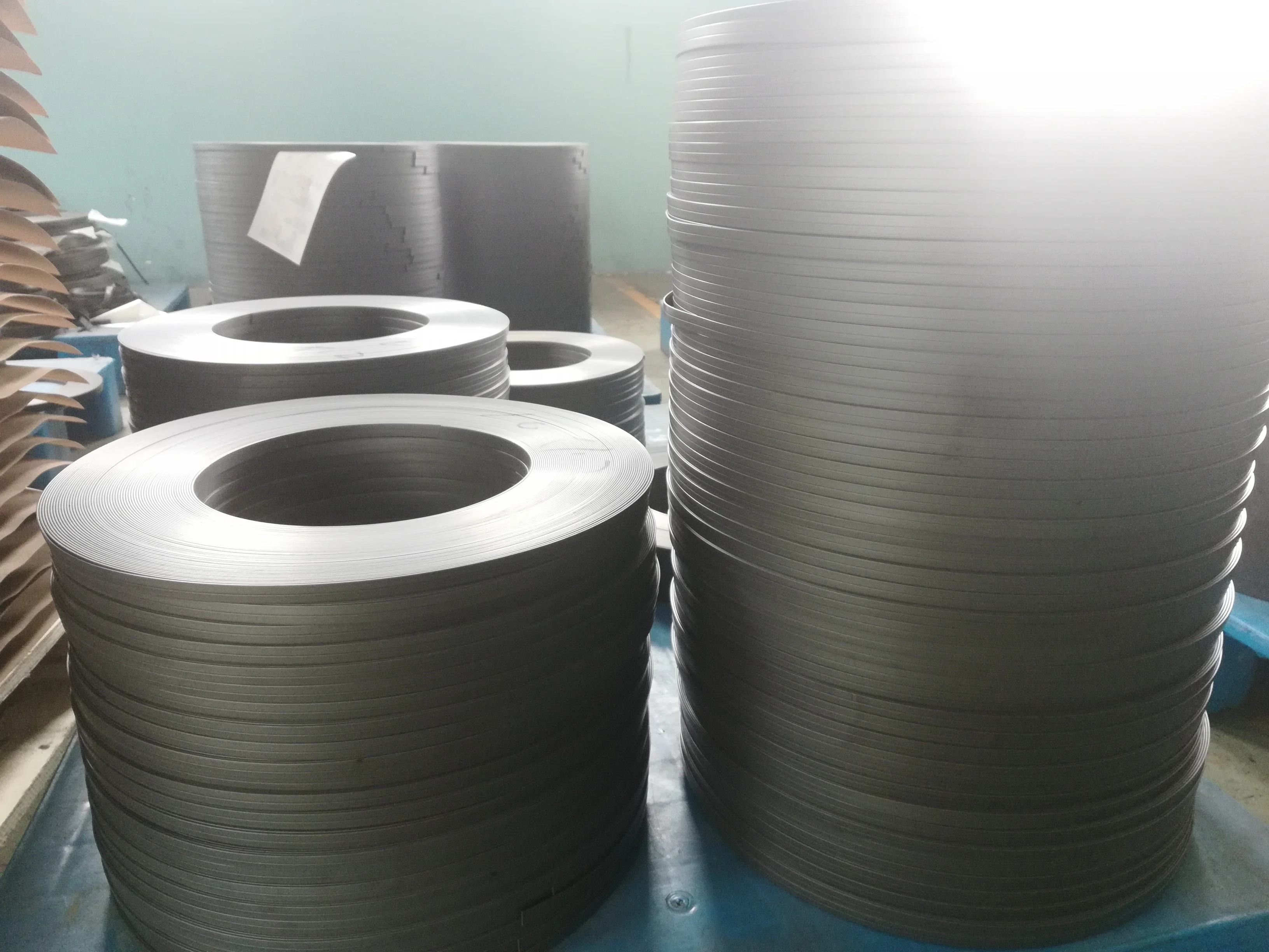 
The factory sells super high quality rubber magnet 