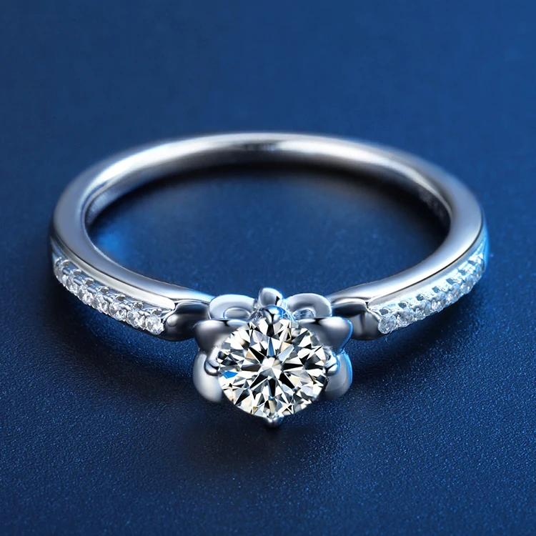 Кольцо с муассанитом 0 5 карат в форме цветка