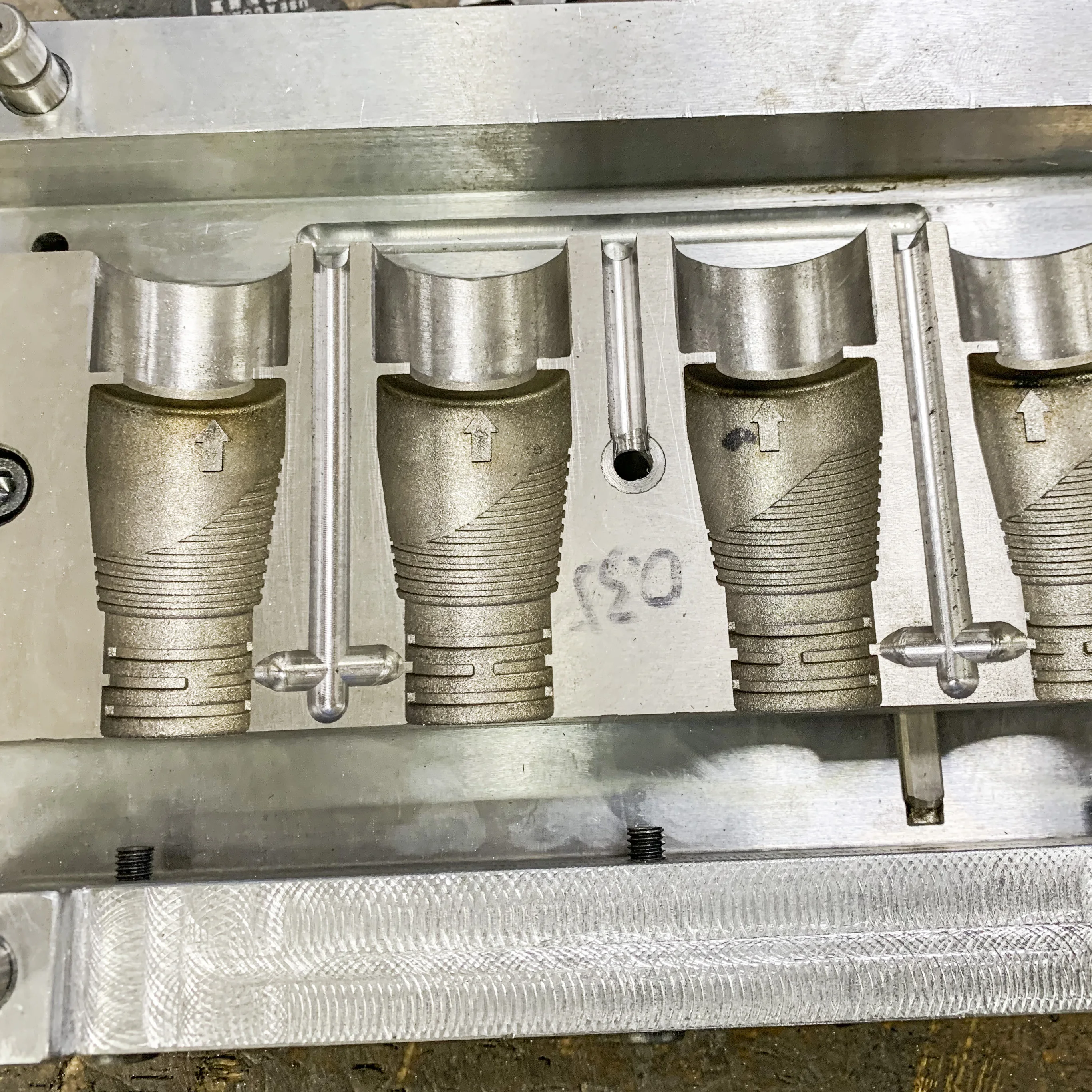 PLUG INJECTION MOULD   2 CAVITY  4 CAVITY WITH VERTIVAL INJECTION MACHINE 002